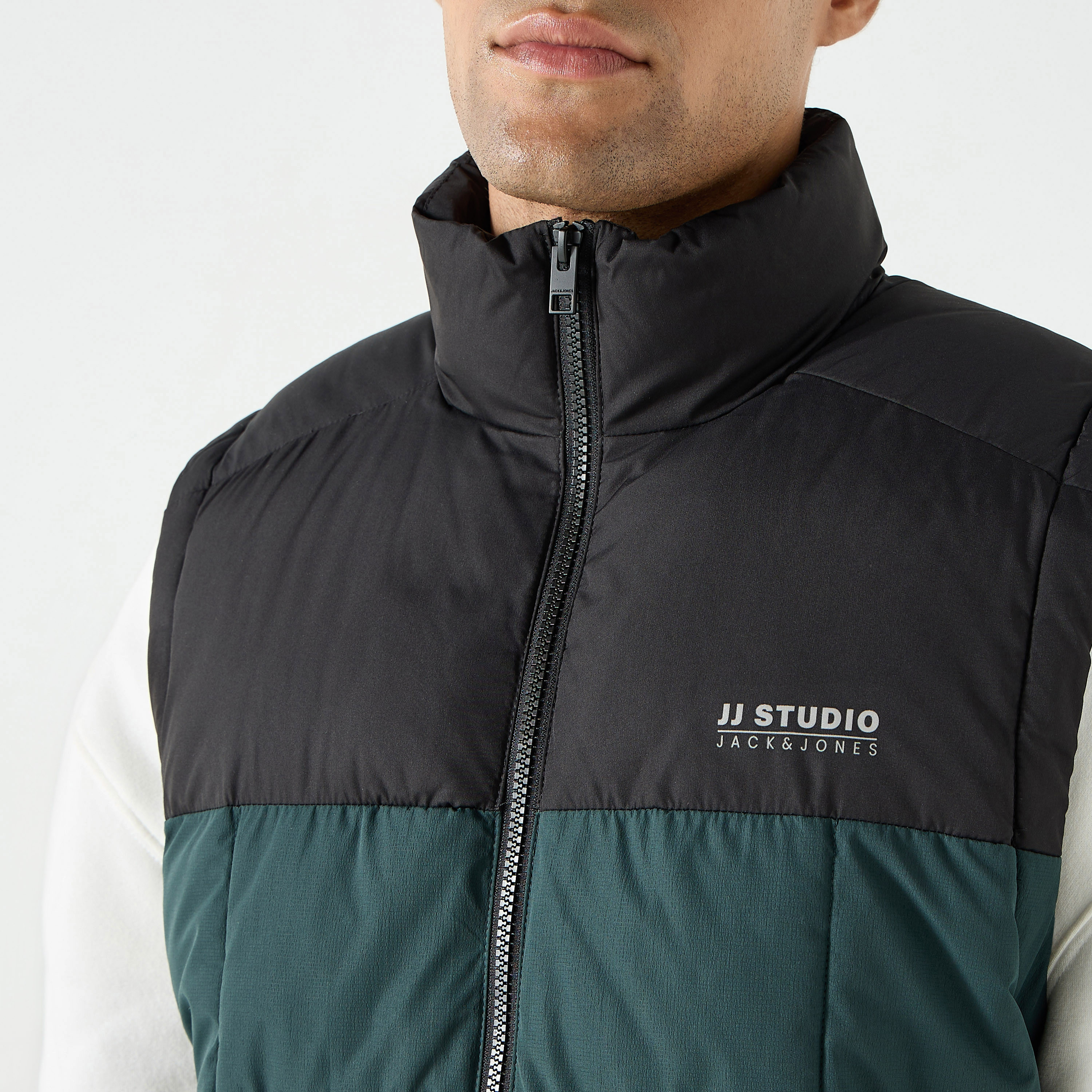 سترة جيليه للرجال من جاك آند جونز كولوربلوك برقبة عالية بدون أكمام-men-clothing-jacketsandblazers-jackets-image-4