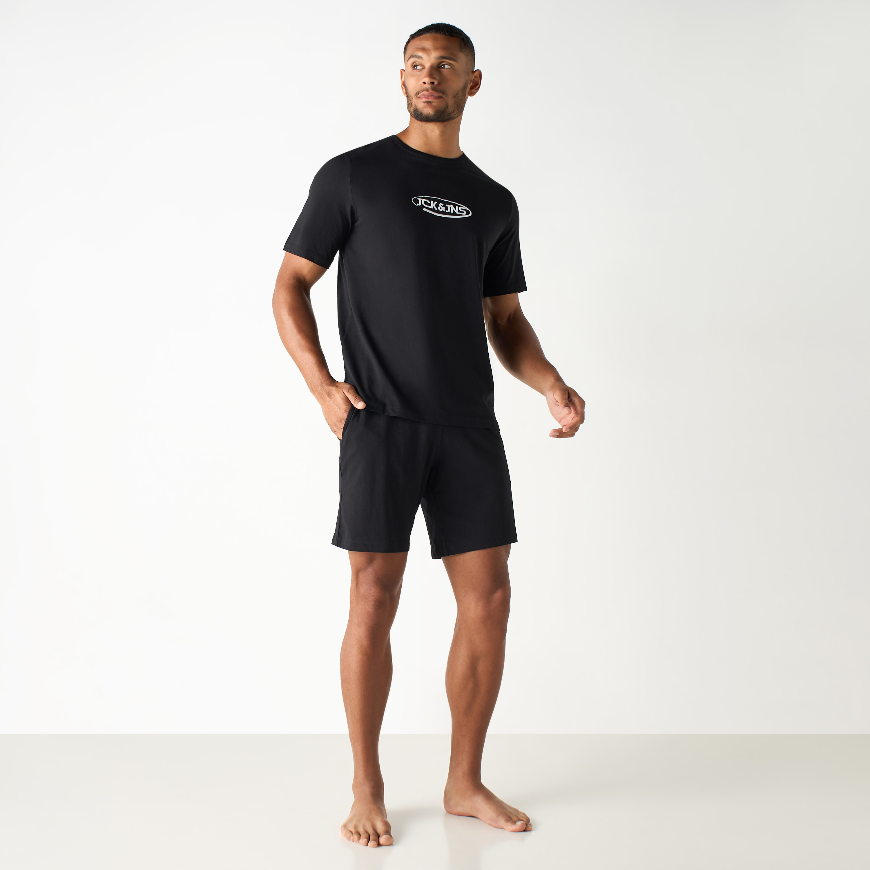طقم قطعتين من تي شيرت وشورت بأكمام قصيرة وياقة دائرية وشعار من جاك آند جونز-men-clothing-nightwear-sets-image-1