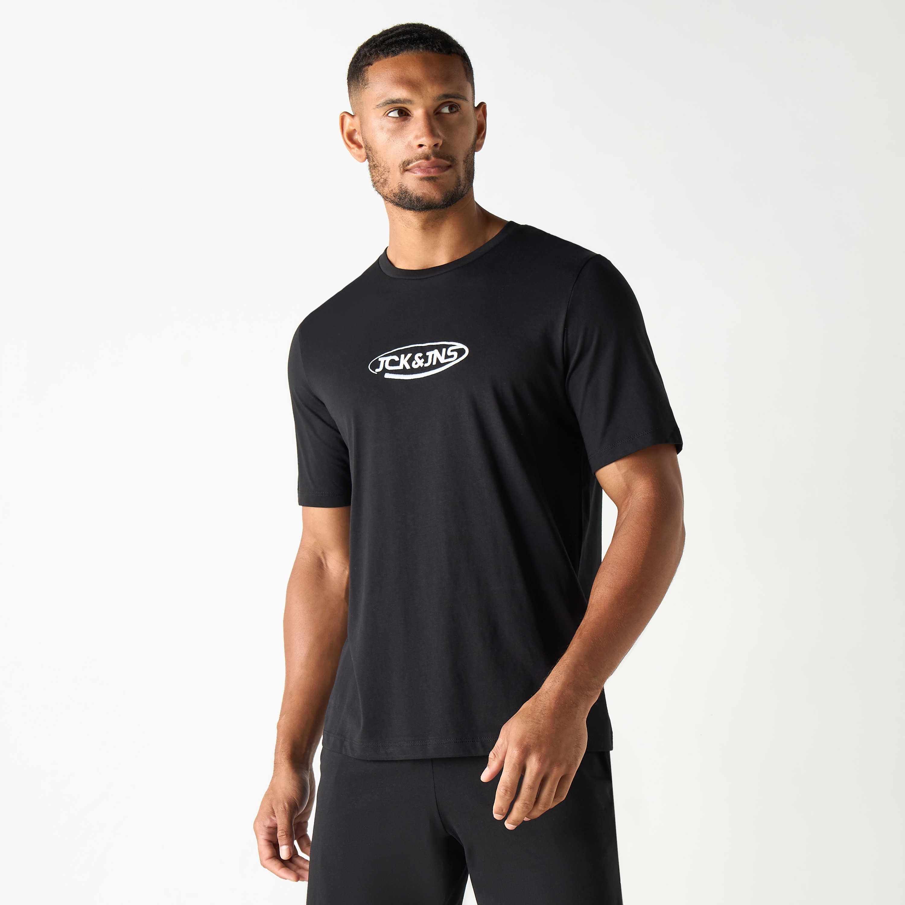 طقم قطعتين من تي شيرت وشورت بأكمام قصيرة وياقة دائرية وشعار من جاك آند جونز-men-clothing-nightwear-sets-image-2