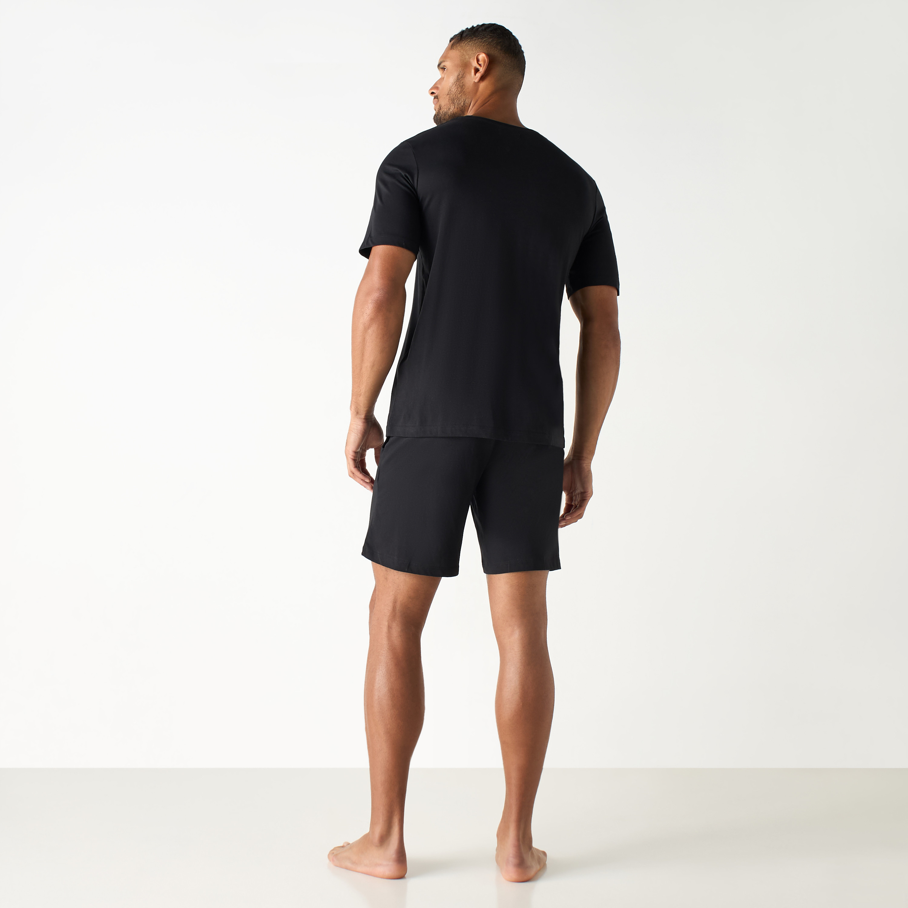 طقم قطعتين من تي شيرت وشورت بأكمام قصيرة وياقة دائرية وشعار من جاك آند جونز-men-clothing-nightwear-sets-image-3