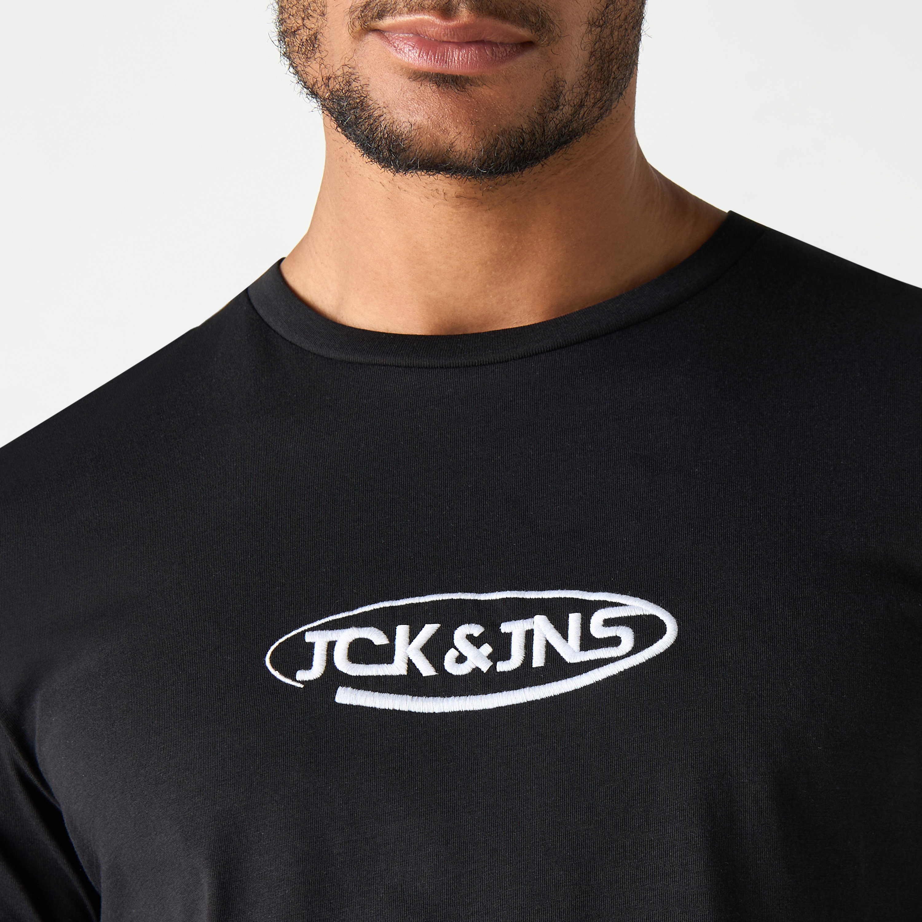طقم قطعتين من تي شيرت وشورت بأكمام قصيرة وياقة دائرية وشعار من جاك آند جونز-men-clothing-nightwear-sets-image-5