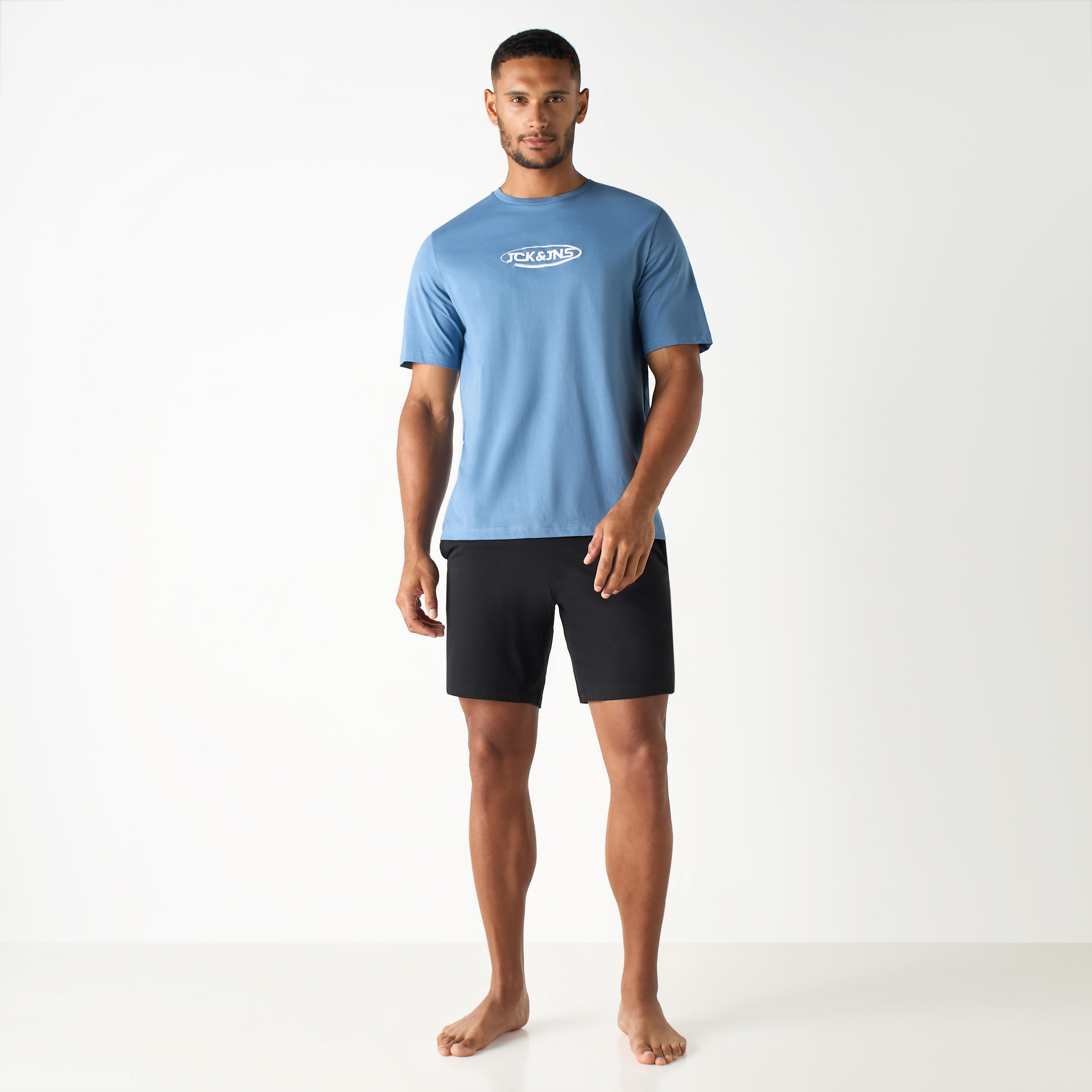 طقم قطعتين من تي شيرت وشورت بأكمام قصيرة وياقة دائرية وشعار من جاك آند جونز-men-clothing-nightwear-sets-image-7