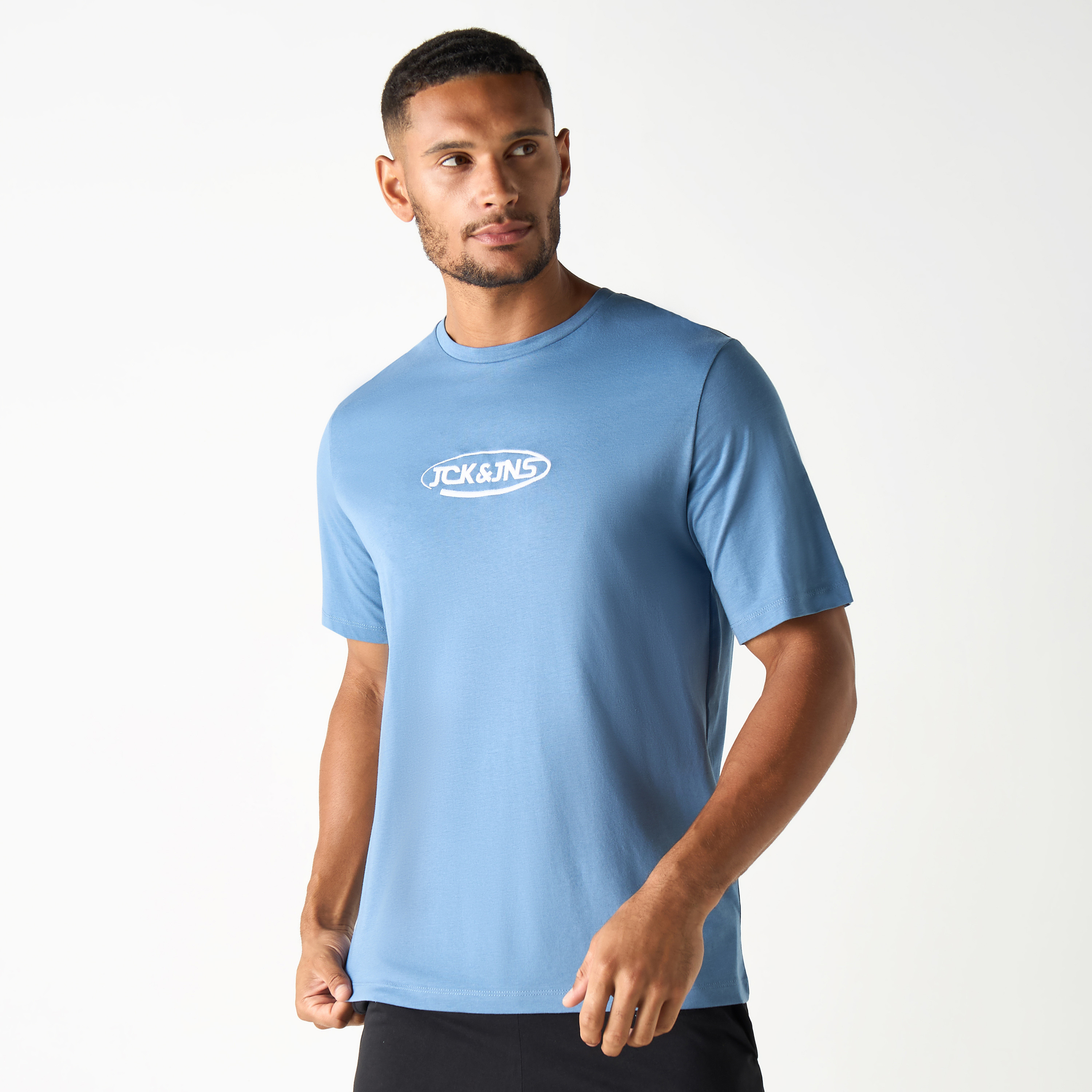 طقم قطعتين من تي شيرت وشورت بأكمام قصيرة وياقة دائرية وشعار من جاك آند جونز-men-clothing-nightwear-sets-image-8