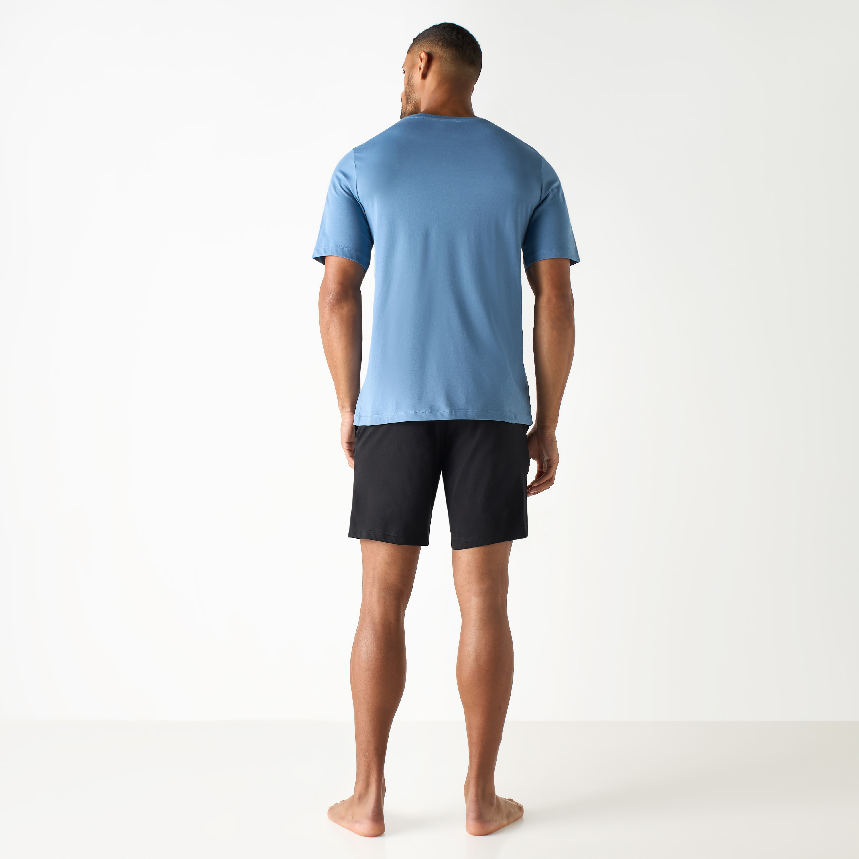 طقم قطعتين من تي شيرت وشورت بأكمام قصيرة وياقة دائرية وشعار من جاك آند جونز-men-clothing-nightwear-sets-image-9