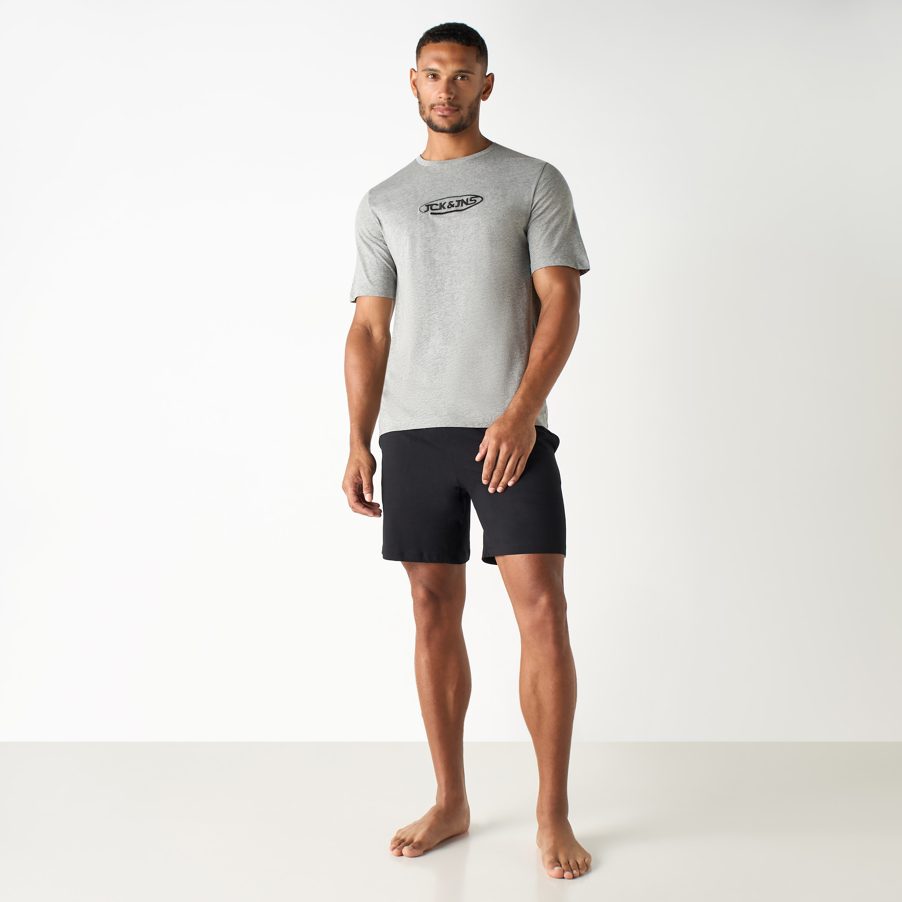 طقم قطعتين من تي شيرت وشورت بأكمام قصيرة وياقة دائرية وشعار من جاك آند جونز-men-clothing-nightwear-sets-image-13