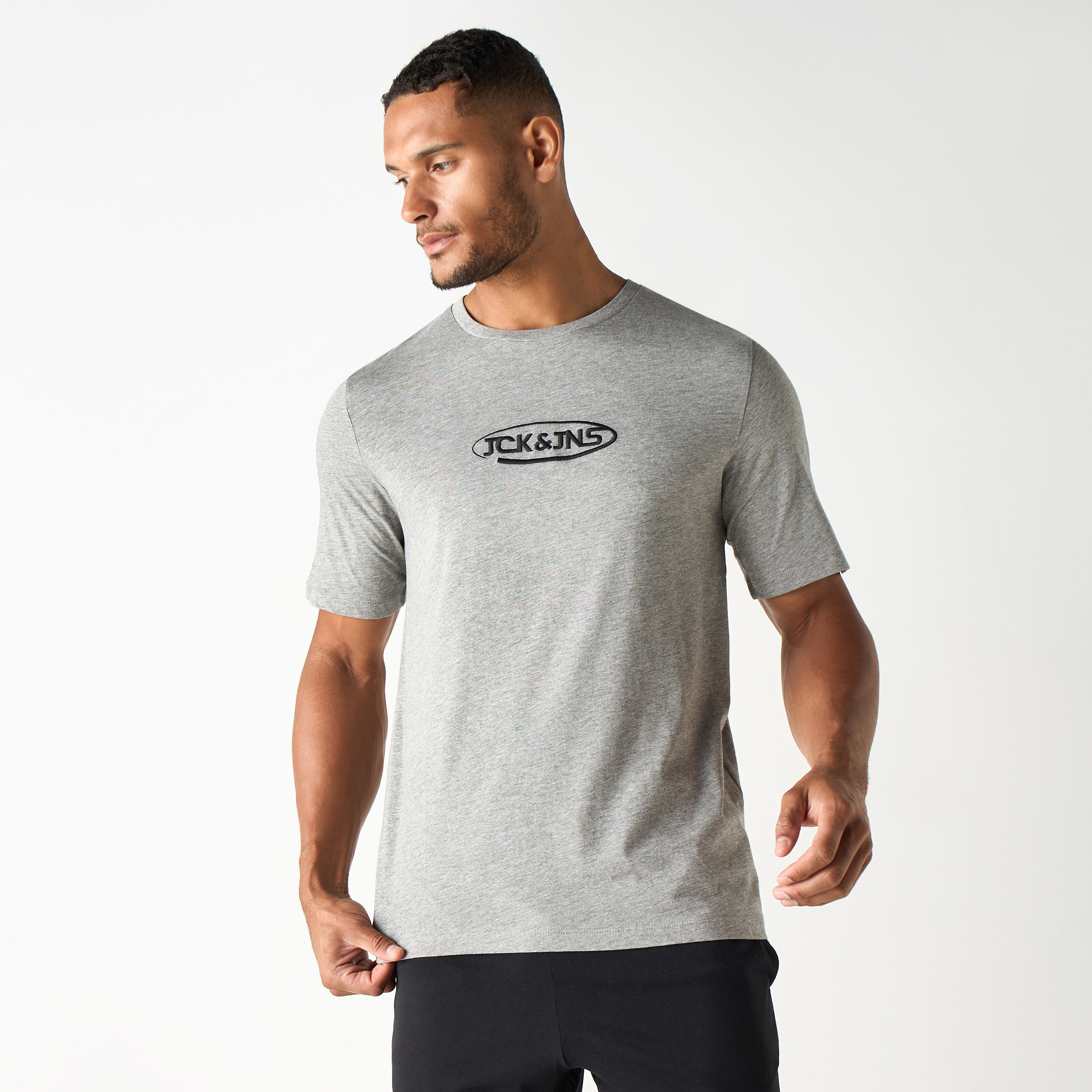 طقم قطعتين من تي شيرت وشورت بأكمام قصيرة وياقة دائرية وشعار من جاك آند جونز-men-clothing-nightwear-sets-image-14