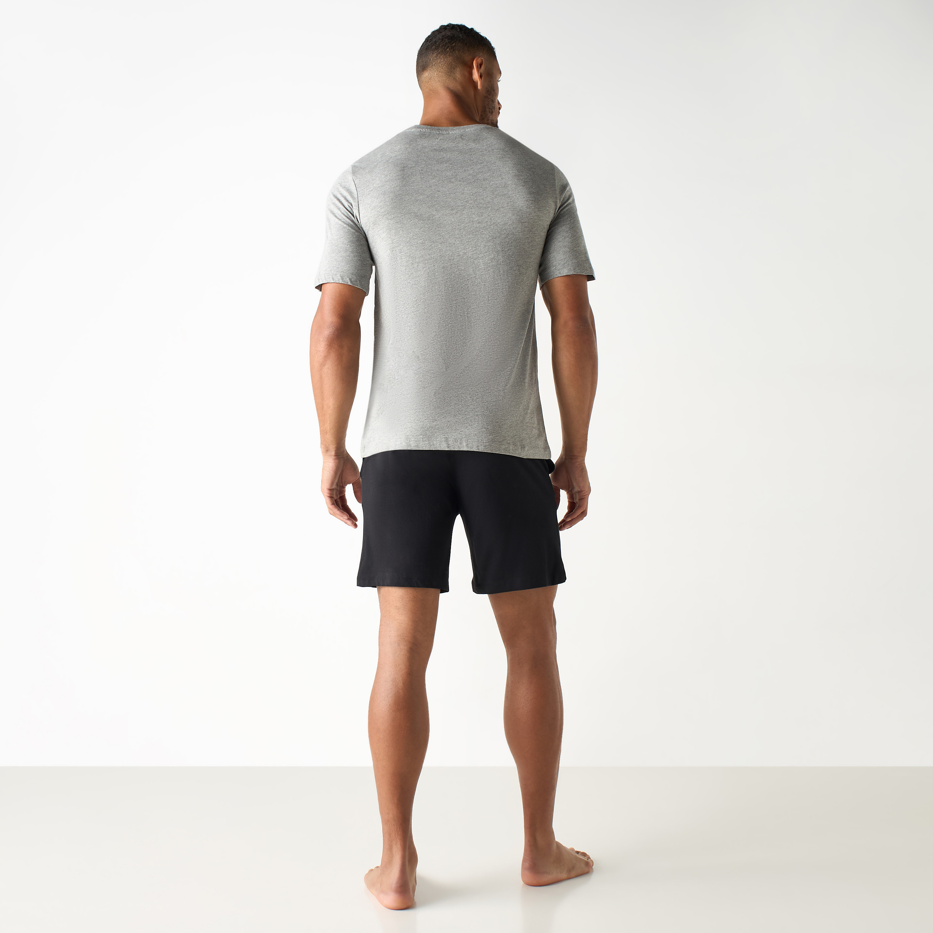 طقم قطعتين من تي شيرت وشورت بأكمام قصيرة وياقة دائرية وشعار من جاك آند جونز-men-clothing-nightwear-sets-image-15