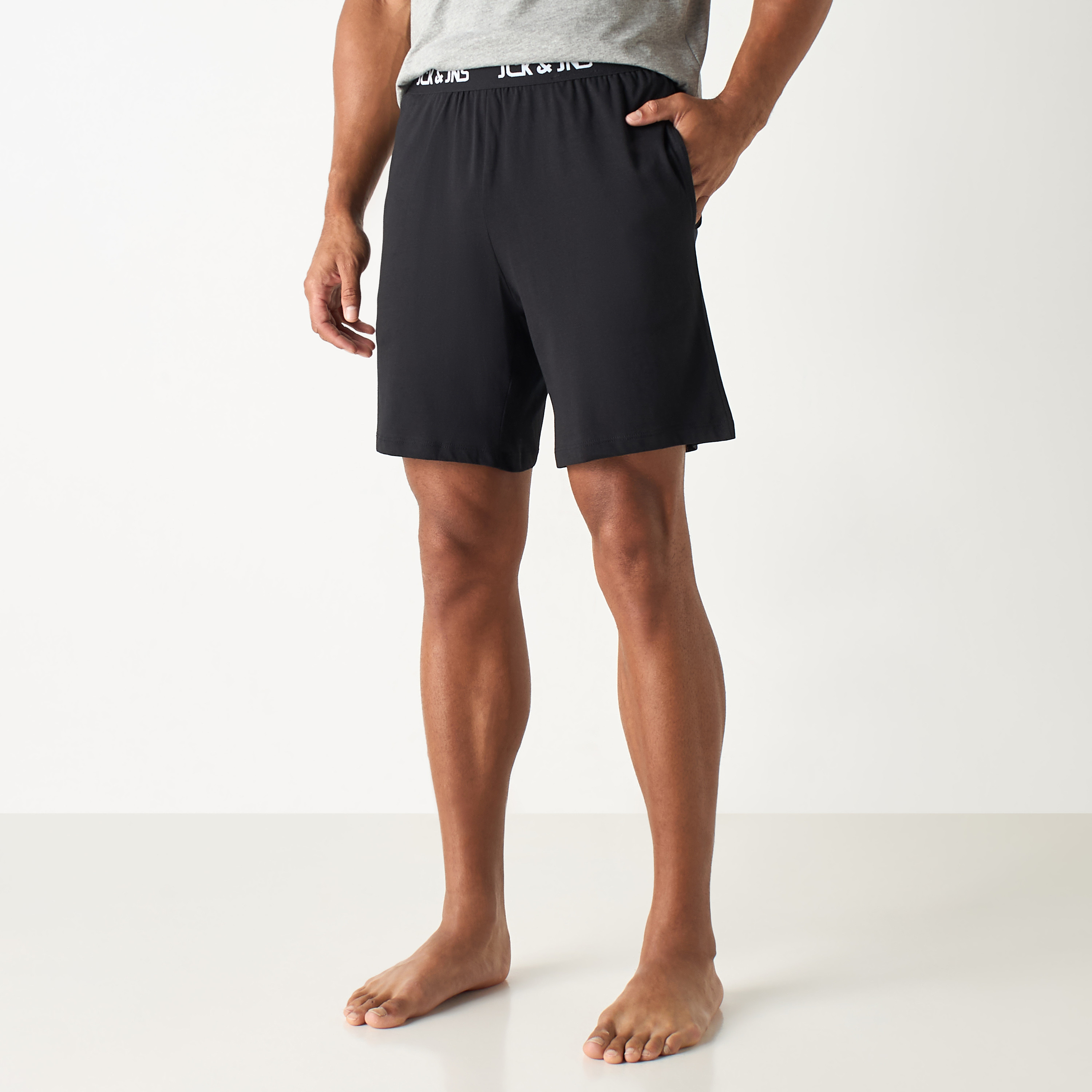 طقم قطعتين من تي شيرت وشورت بأكمام قصيرة وياقة دائرية وشعار من جاك آند جونز-men-clothing-nightwear-sets-image-16