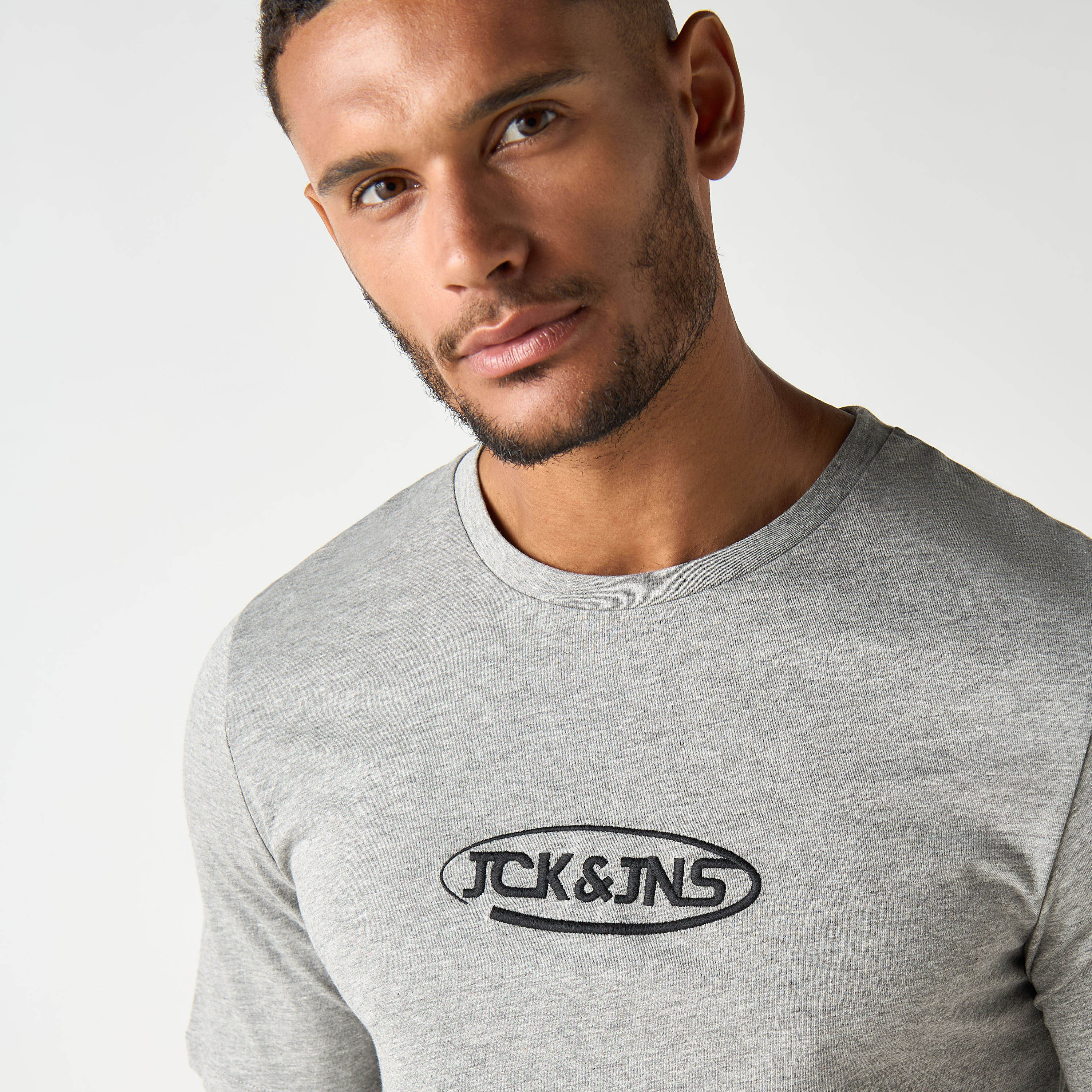 طقم قطعتين من تي شيرت وشورت بأكمام قصيرة وياقة دائرية وشعار من جاك آند جونز-men-clothing-nightwear-sets-image-17