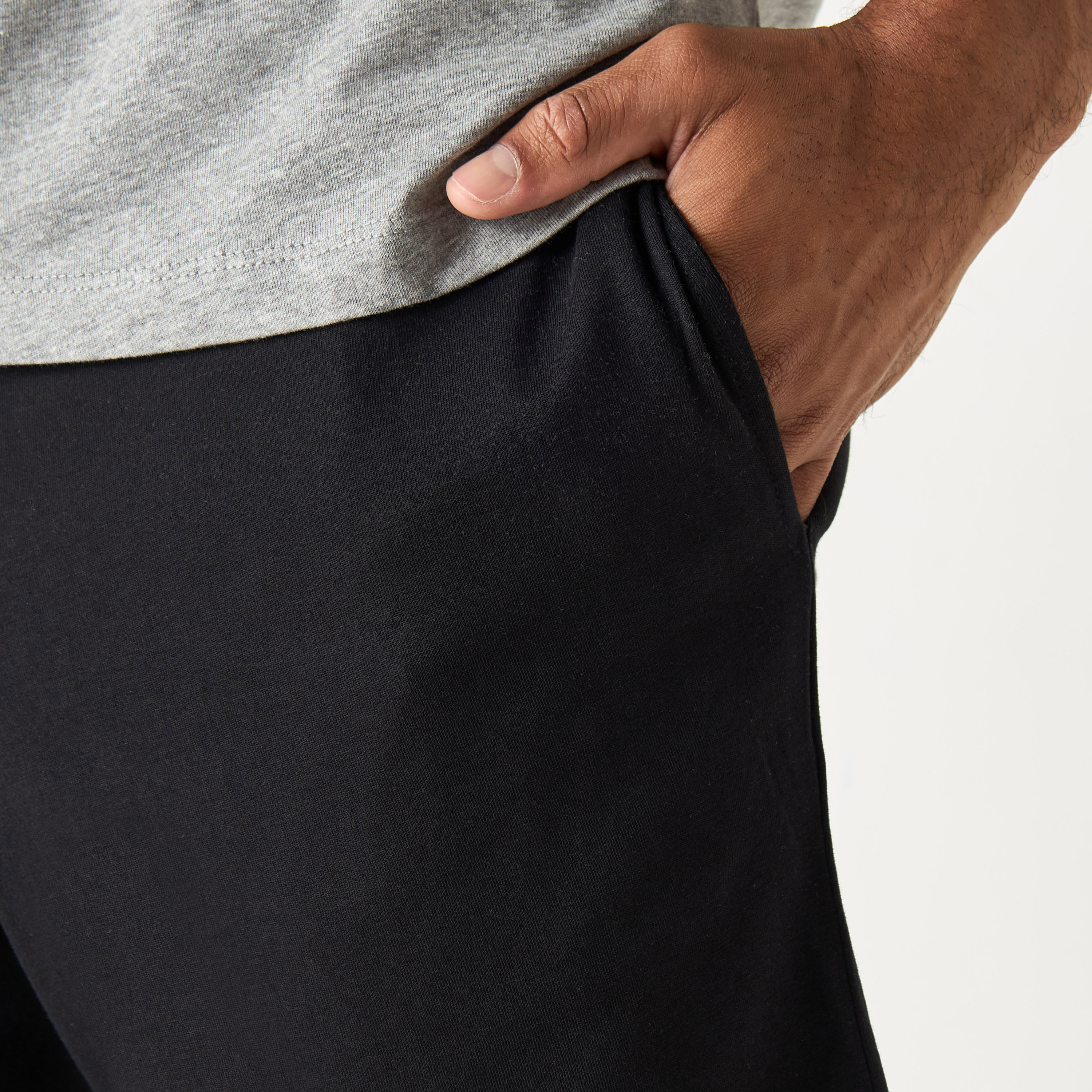 طقم قطعتين من تي شيرت وشورت بأكمام قصيرة وياقة دائرية وشعار من جاك آند جونز-men-clothing-nightwear-sets-image-18