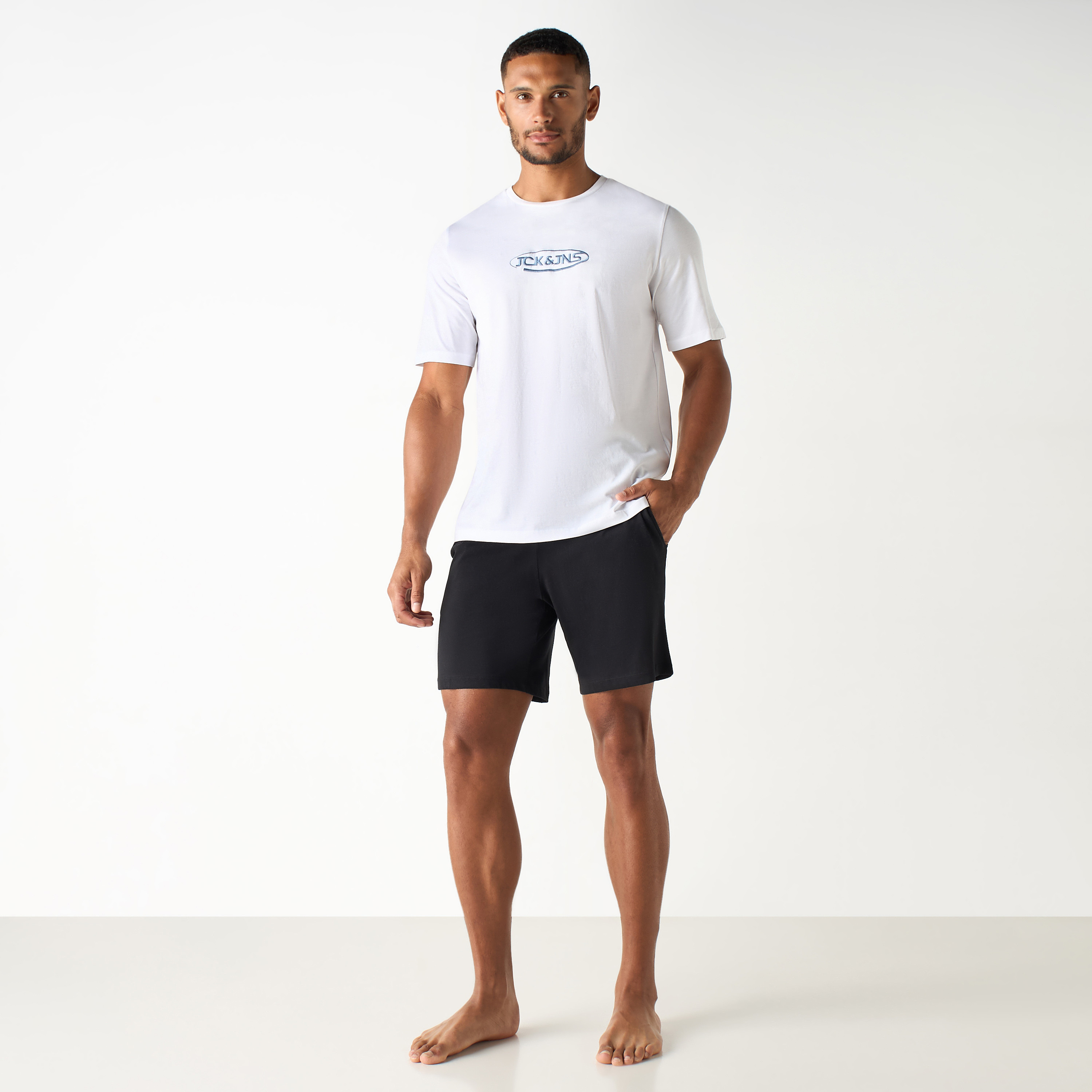 طقم قطعتين من تي شيرت وشورت بأكمام قصيرة وياقة دائرية وشعار من جاك آند جونز-men-clothing-nightwear-sets-image-19