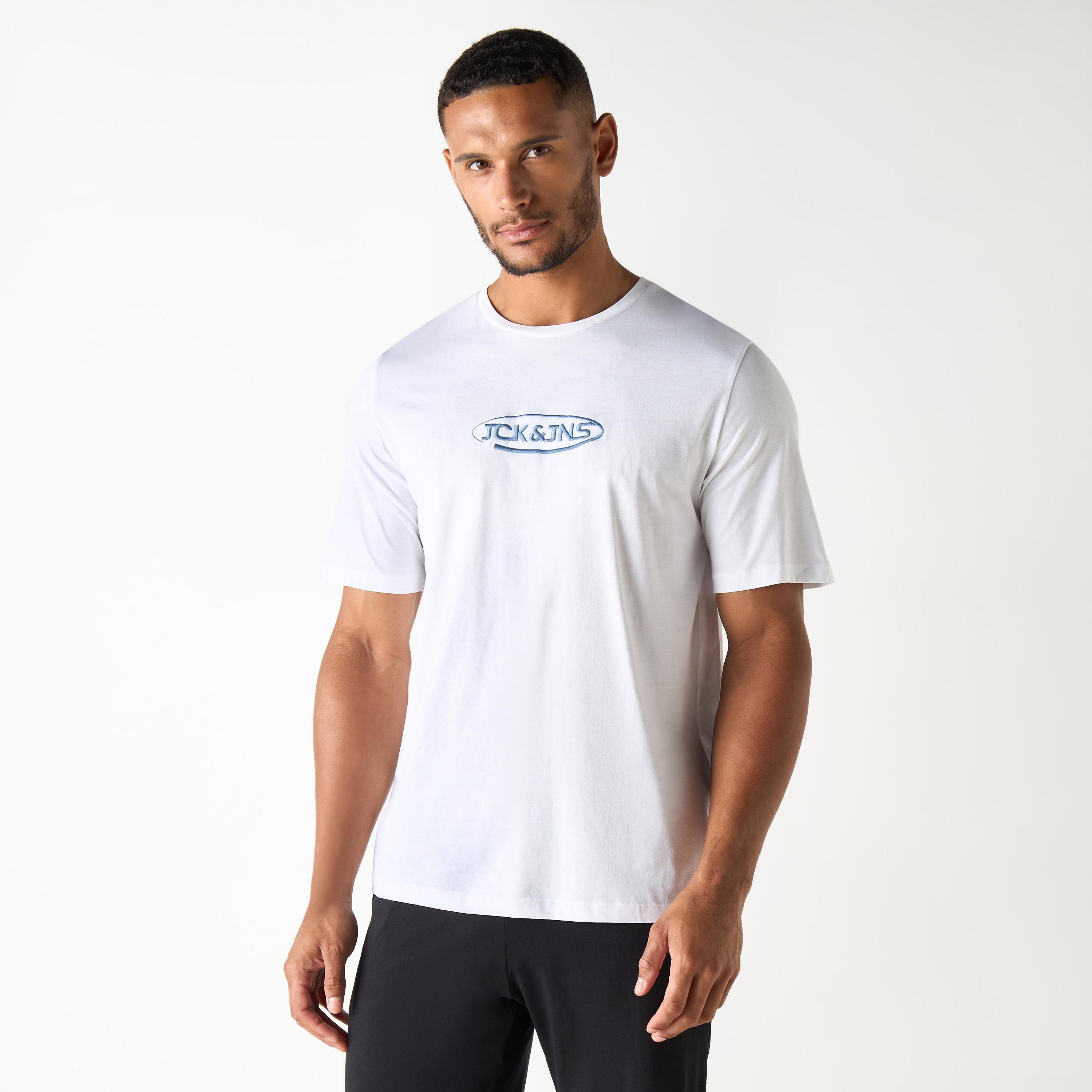 طقم قطعتين من تي شيرت وشورت بأكمام قصيرة وياقة دائرية وشعار من جاك آند جونز-men-clothing-nightwear-sets-image-20
