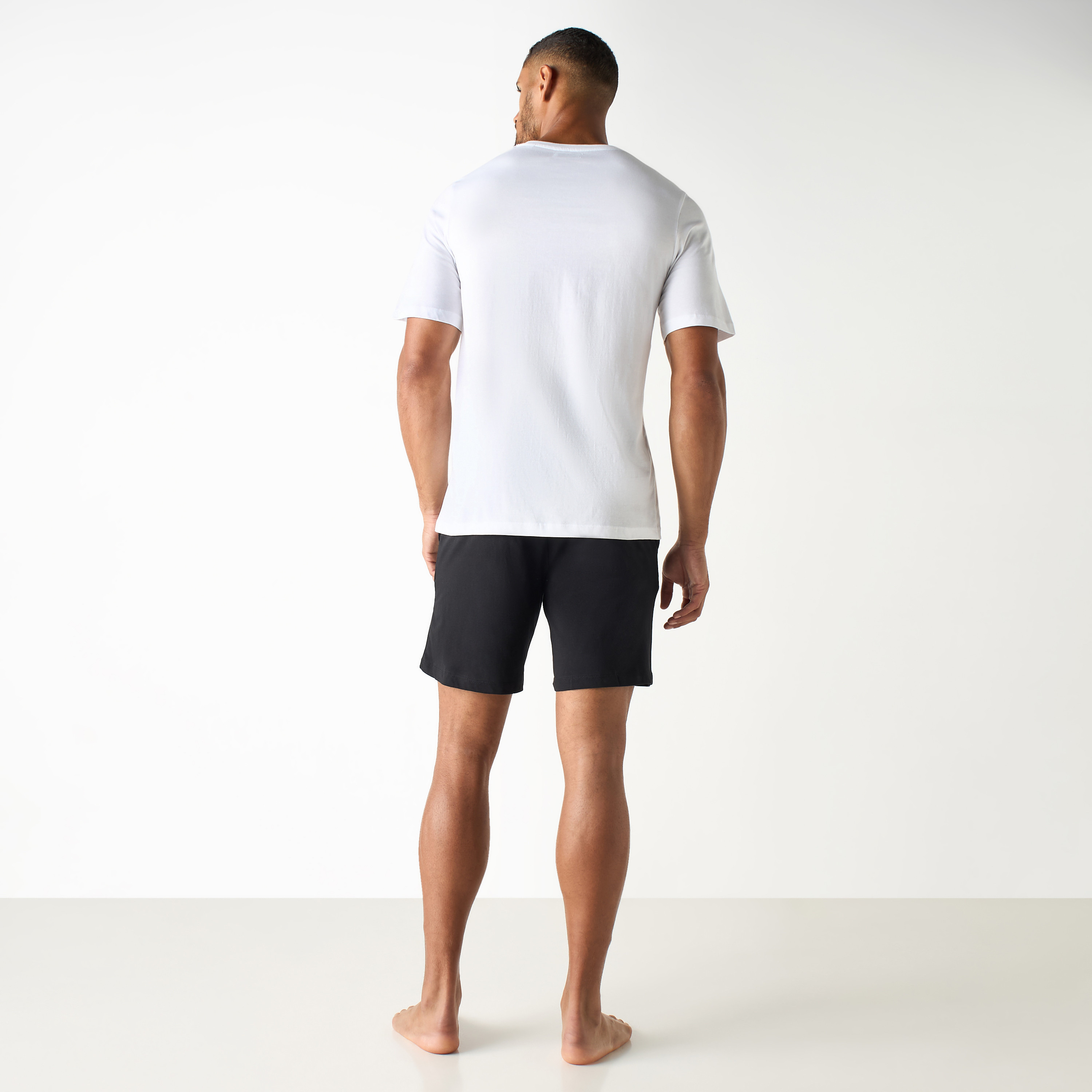 طقم قطعتين من تي شيرت وشورت بأكمام قصيرة وياقة دائرية وشعار من جاك آند جونز-men-clothing-nightwear-sets-image-21