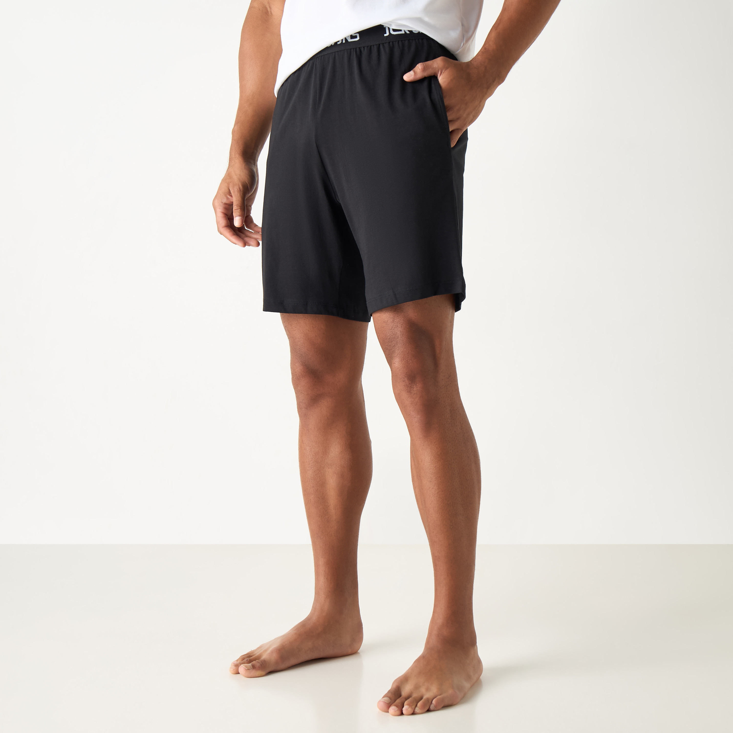 طقم قطعتين من تي شيرت وشورت بأكمام قصيرة وياقة دائرية وشعار من جاك آند جونز-men-clothing-nightwear-sets-image-22