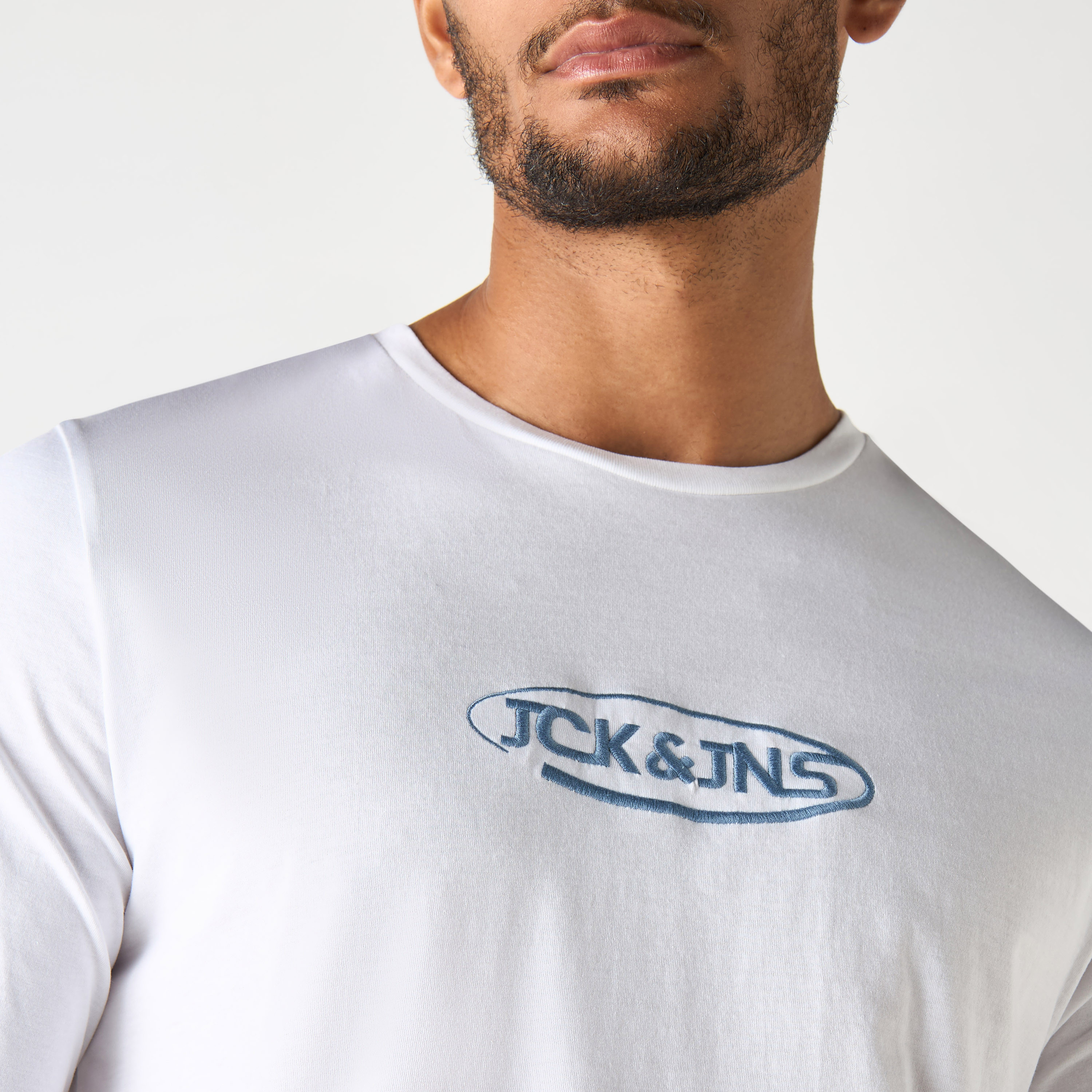 طقم قطعتين من تي شيرت وشورت بأكمام قصيرة وياقة دائرية وشعار من جاك آند جونز-men-clothing-nightwear-sets-image-23