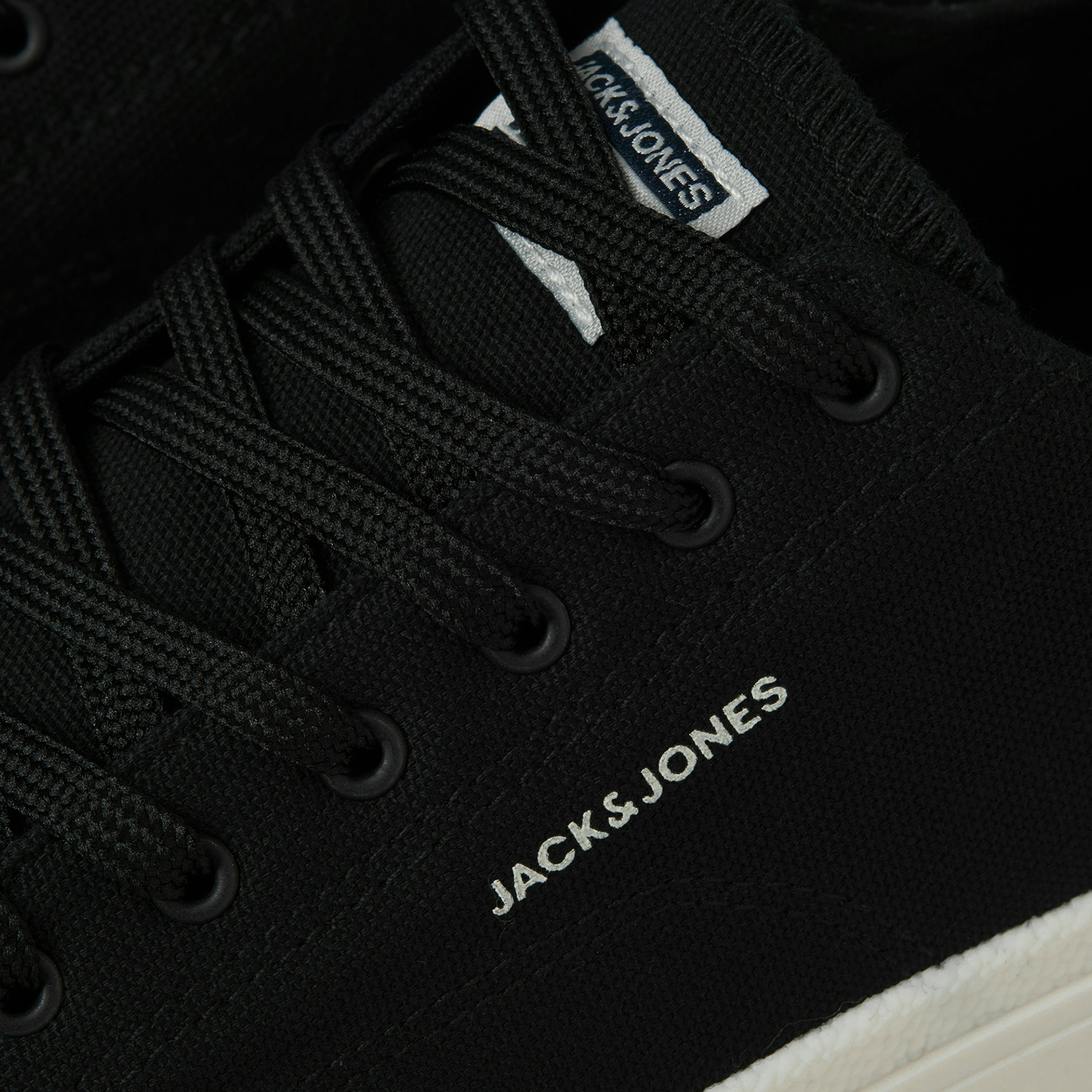 سنيكرز دو قماشي من جاك آند جونز للرجال مع رباط برقبة منخفضة-men-shoes-sneakers-image-6