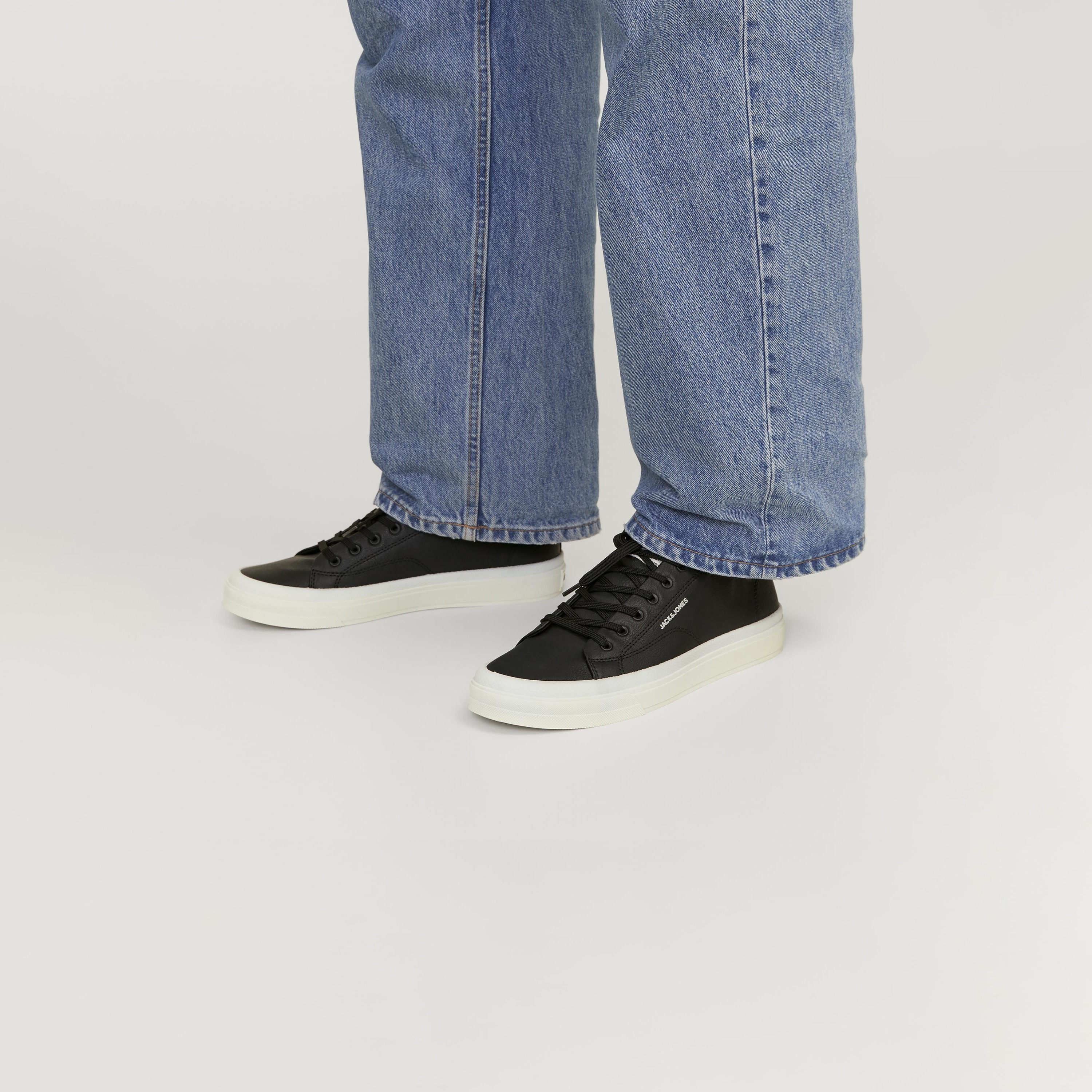 سنيكرز دو قماشي من جاك آند جونز للرجال مع رباط برقبة منخفضة-men-shoes-sneakers-image-7