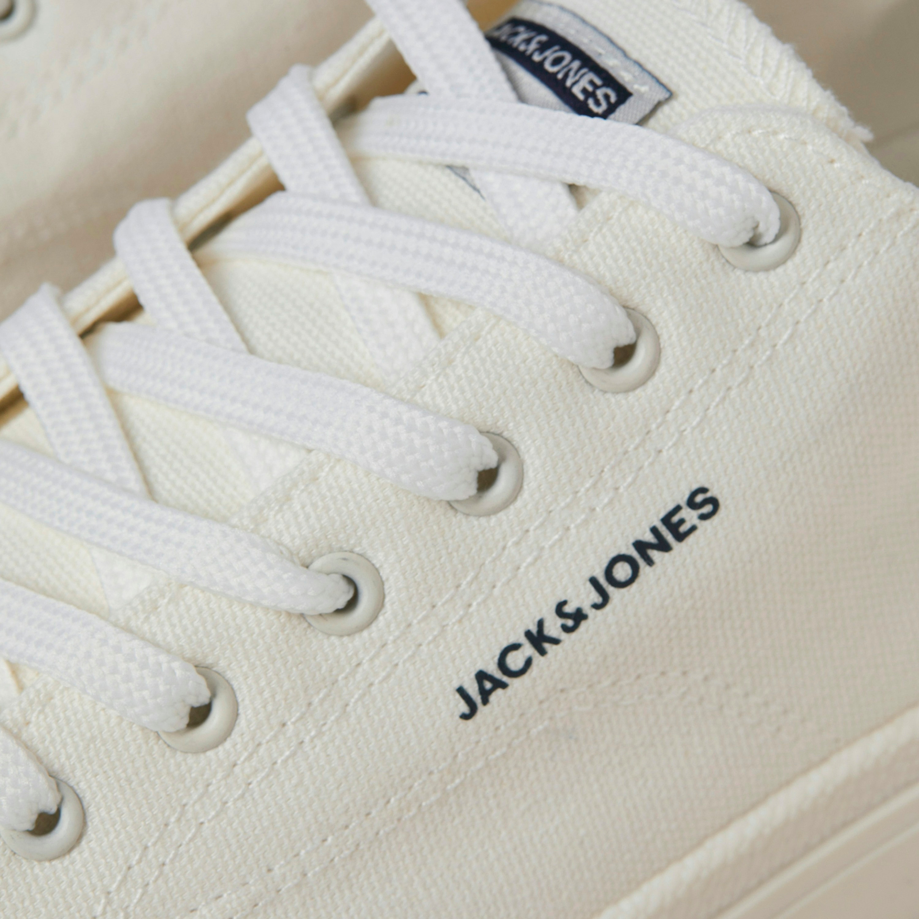 سنيكرز دو قماشي من جاك آند جونز للرجال مع رباط برقبة منخفضة-men-shoes-sneakers-image-21