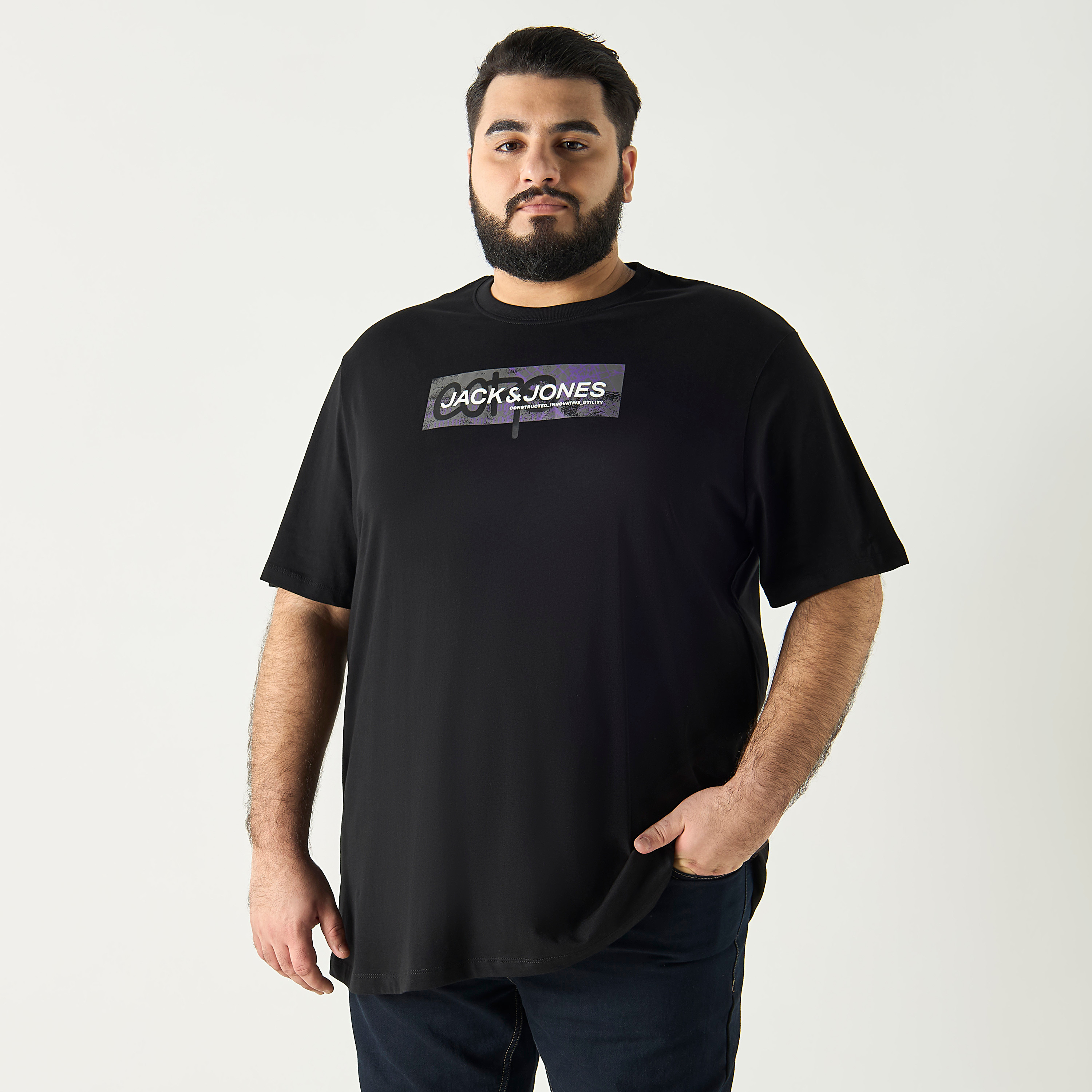 تيشيرت بأكمام قصيرة وياقة دائرية وشعار ذو بلس سايز من جاك آند جونز-men-clothing-tshirtsandpolos-tshirts-image-5