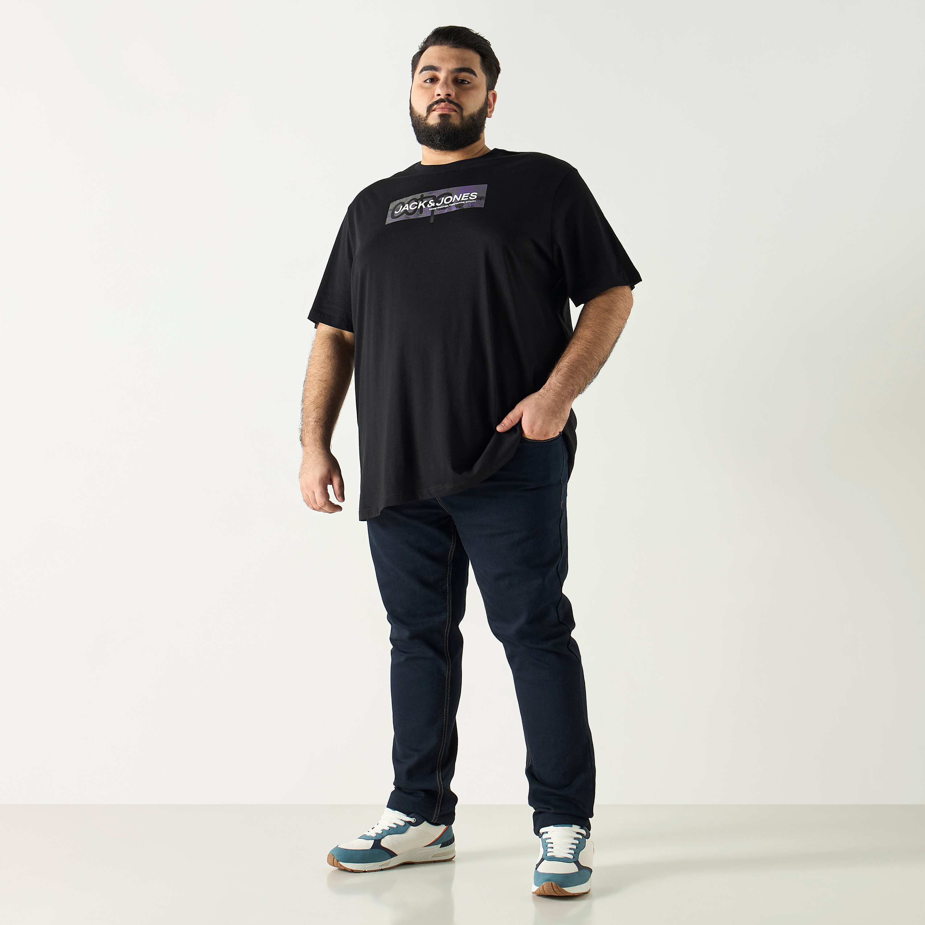 تيشيرت بأكمام قصيرة وياقة دائرية وشعار ذو بلس سايز من جاك آند جونز-men-clothing-tshirtsandpolos-tshirts-image-6