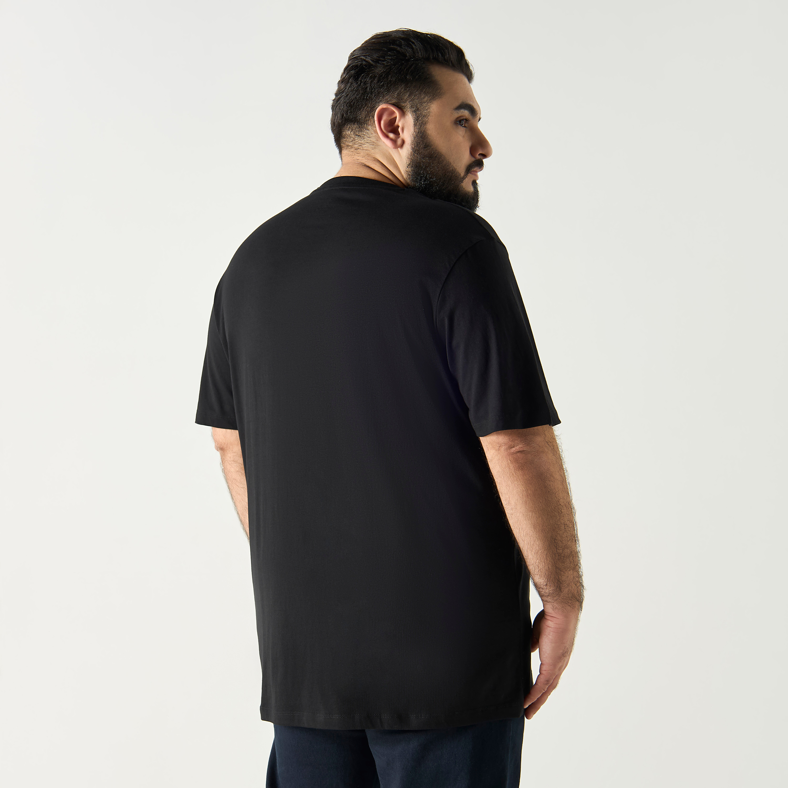 تيشيرت بأكمام قصيرة وياقة دائرية وشعار ذو بلس سايز من جاك آند جونز-men-clothing-tshirtsandpolos-tshirts-image-7