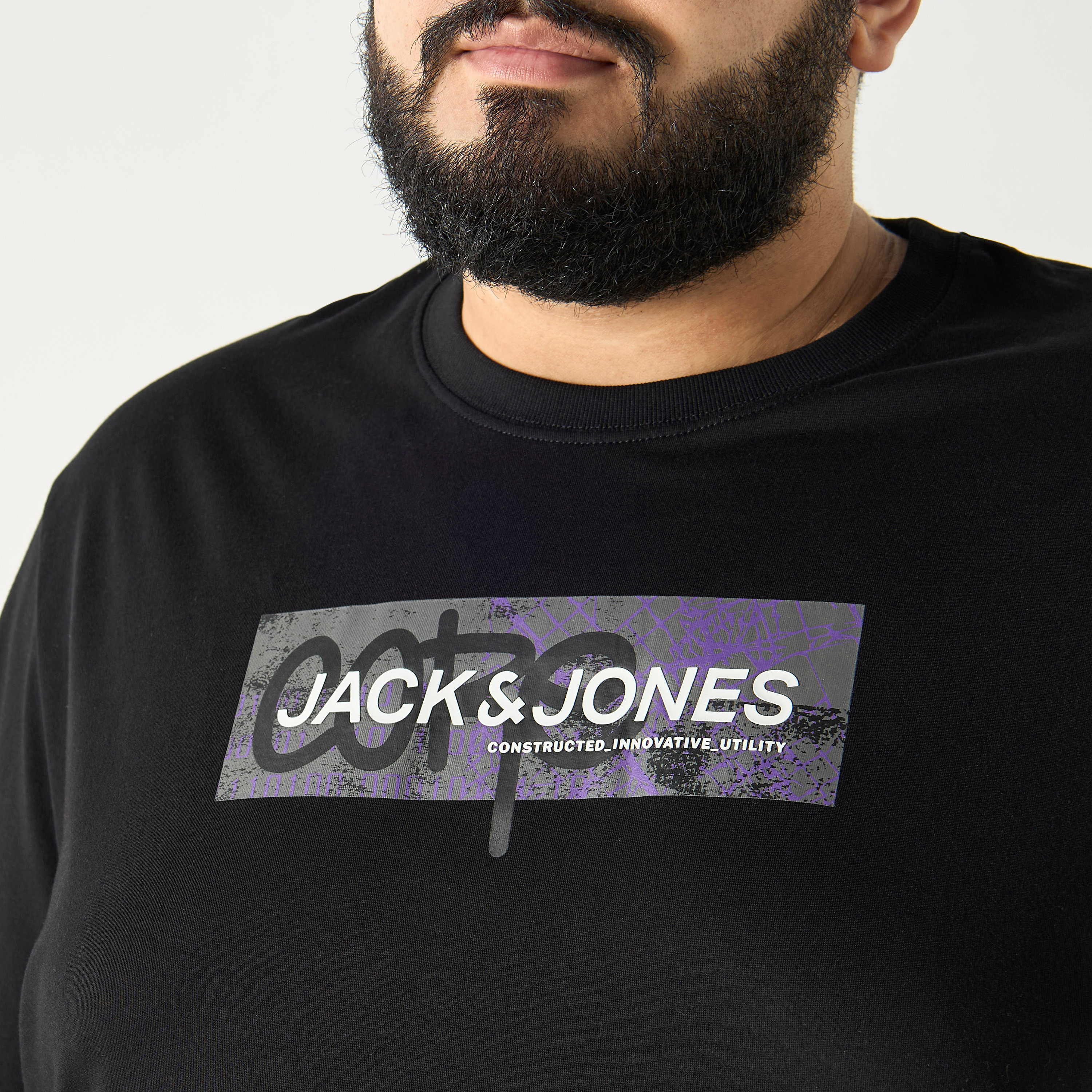 تيشيرت بأكمام قصيرة وياقة دائرية وشعار ذو بلس سايز من جاك آند جونز-men-clothing-tshirtsandpolos-tshirts-image-8