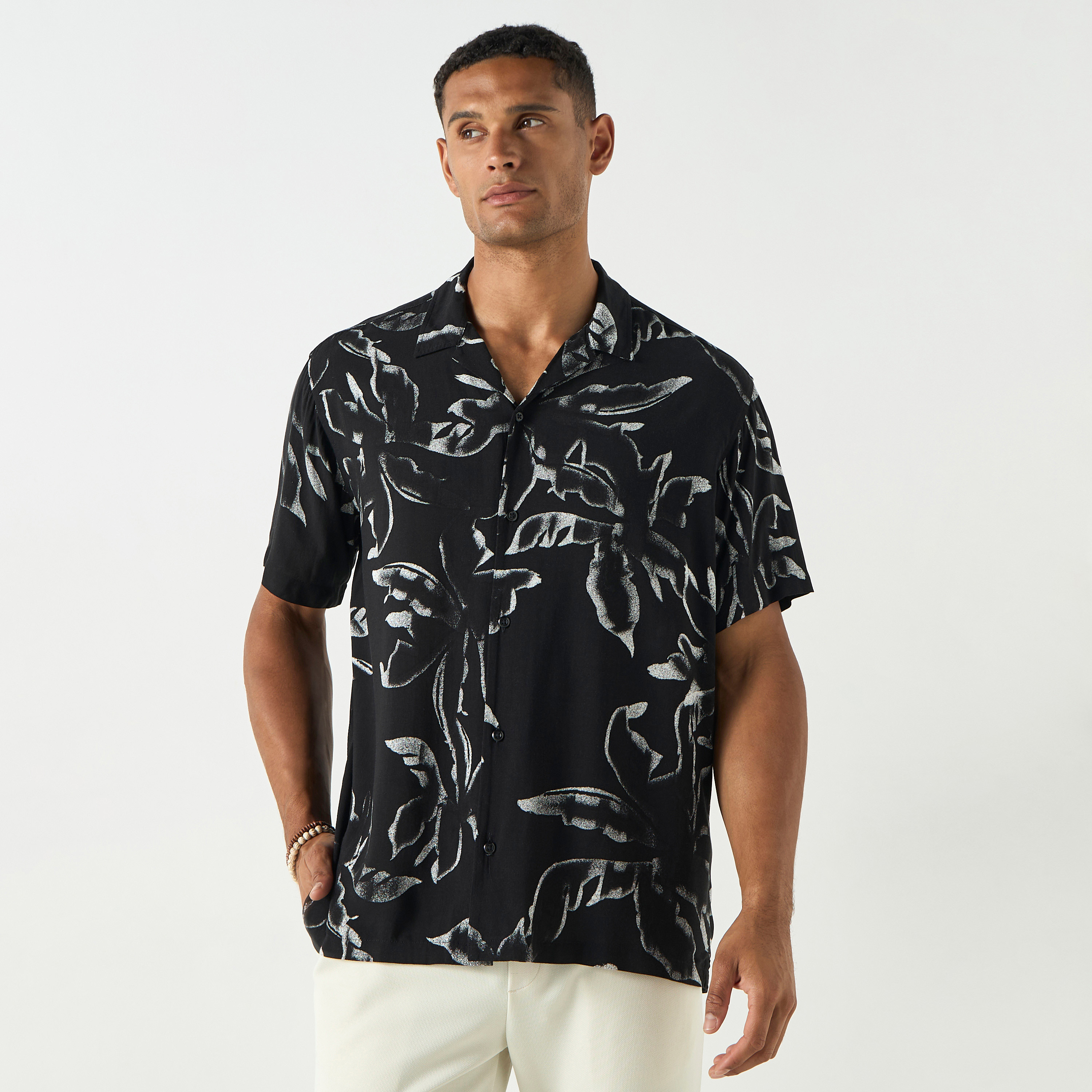 قميص من جاك آند جونز بياقة منتجعية وأكمام قصيرة مع طبعة-men-clothing-shirts-image-1