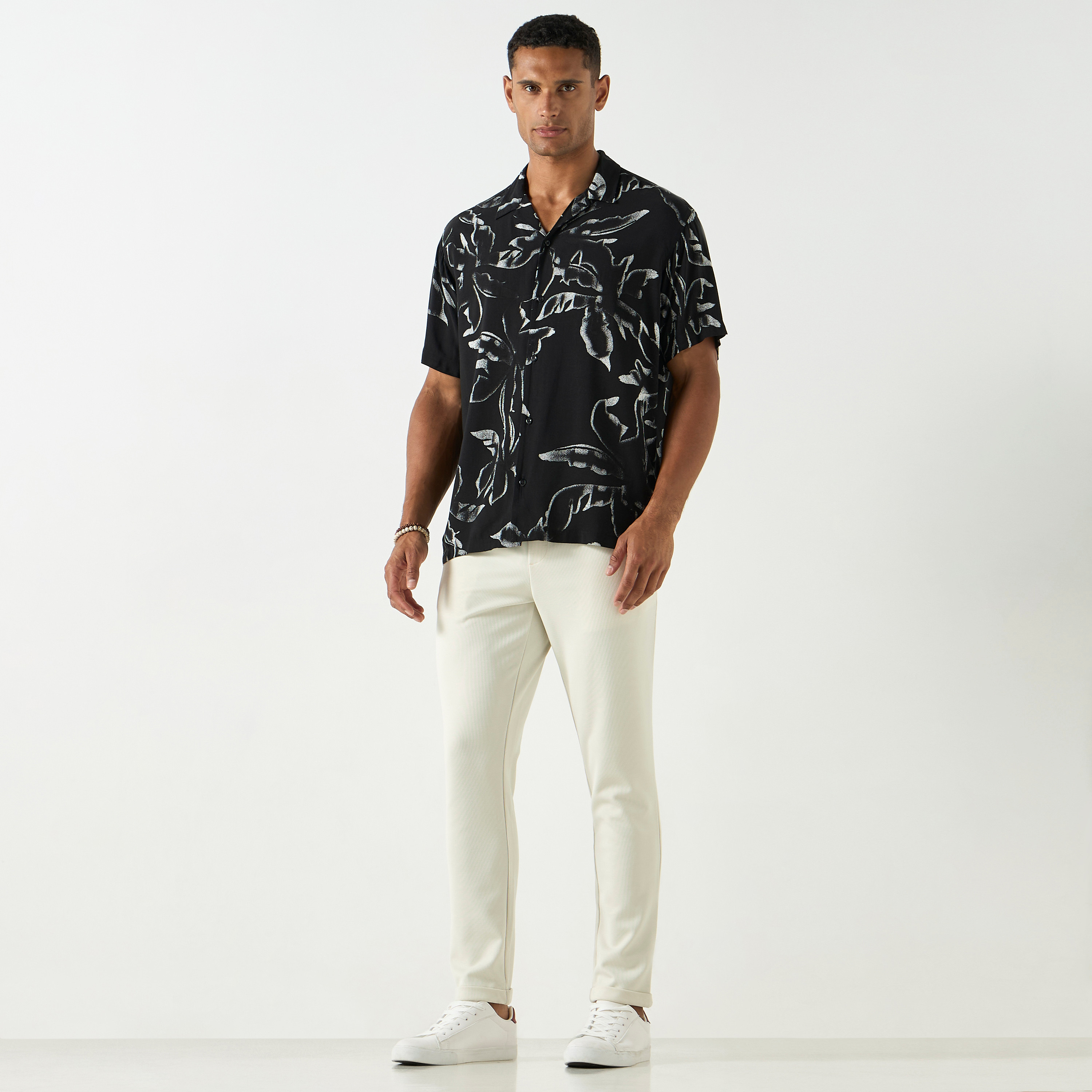 قميص من جاك آند جونز بياقة منتجعية وأكمام قصيرة مع طبعة-men-clothing-shirts-image-2