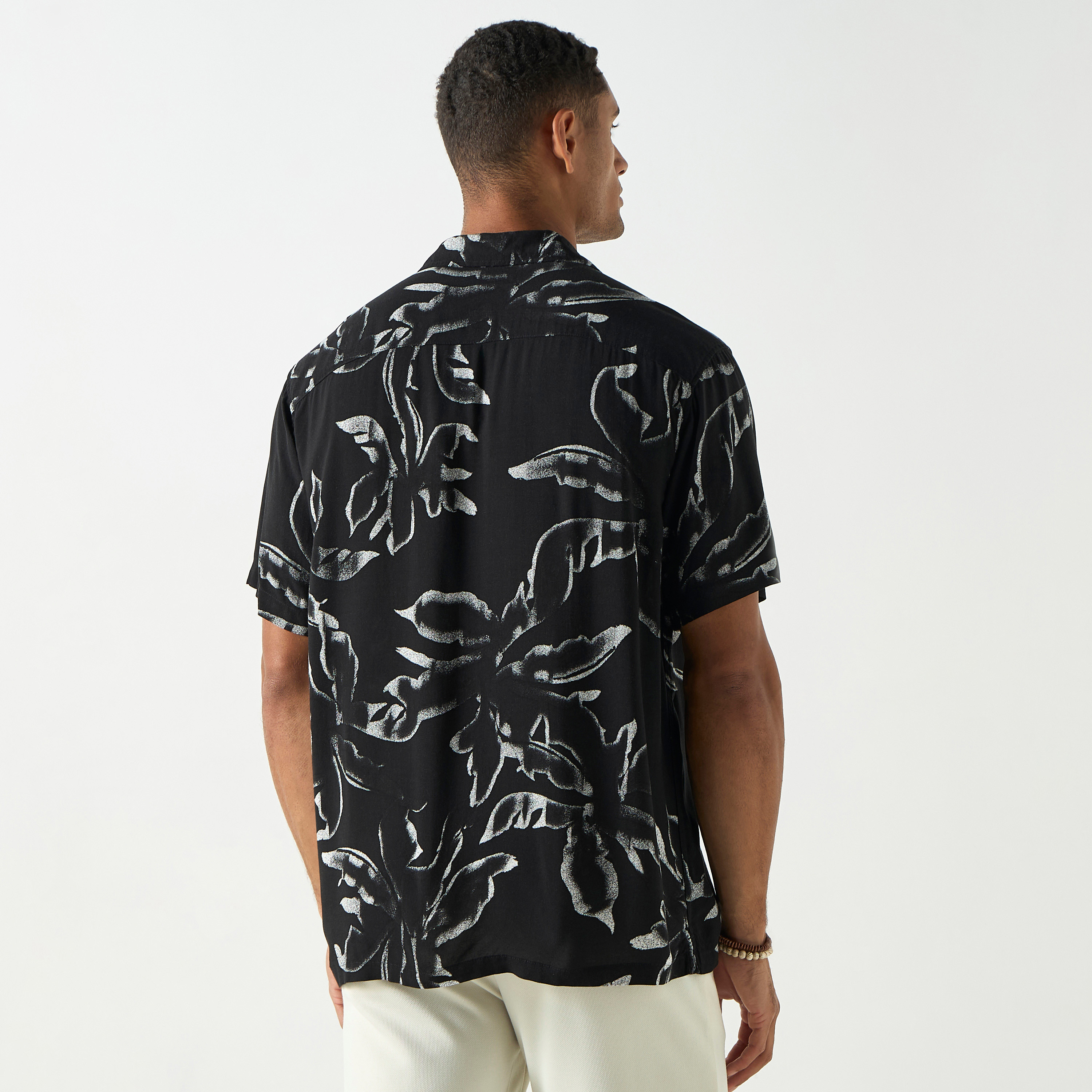 قميص من جاك آند جونز بياقة منتجعية وأكمام قصيرة مع طبعة-men-clothing-shirts-image-3