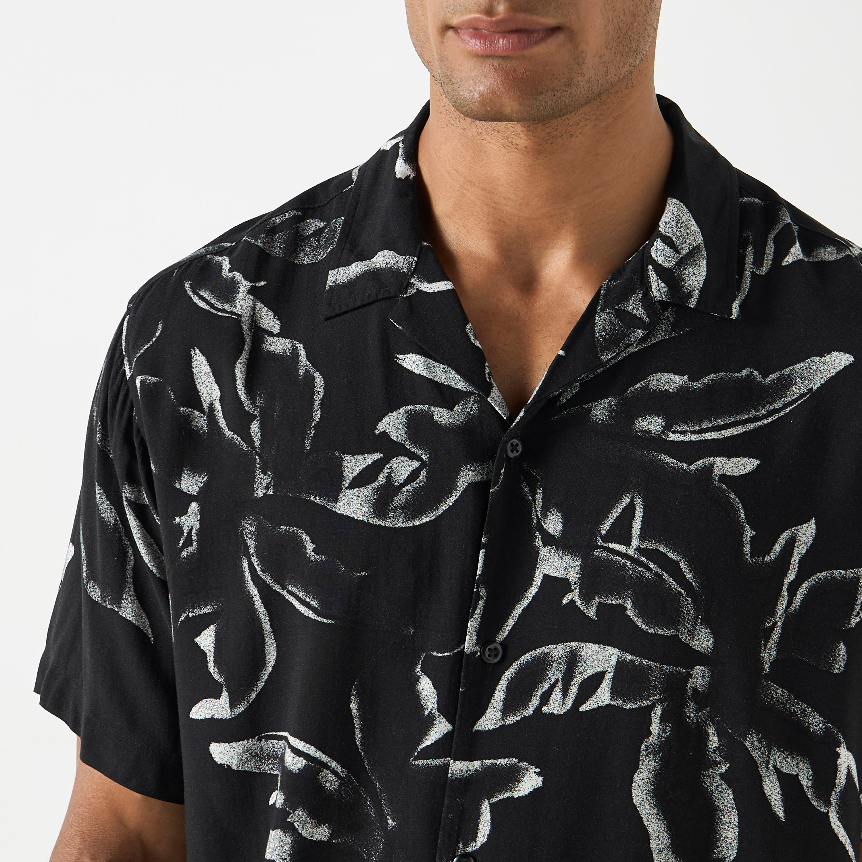 قميص من جاك آند جونز بياقة منتجعية وأكمام قصيرة مع طبعة-men-clothing-shirts-image-4