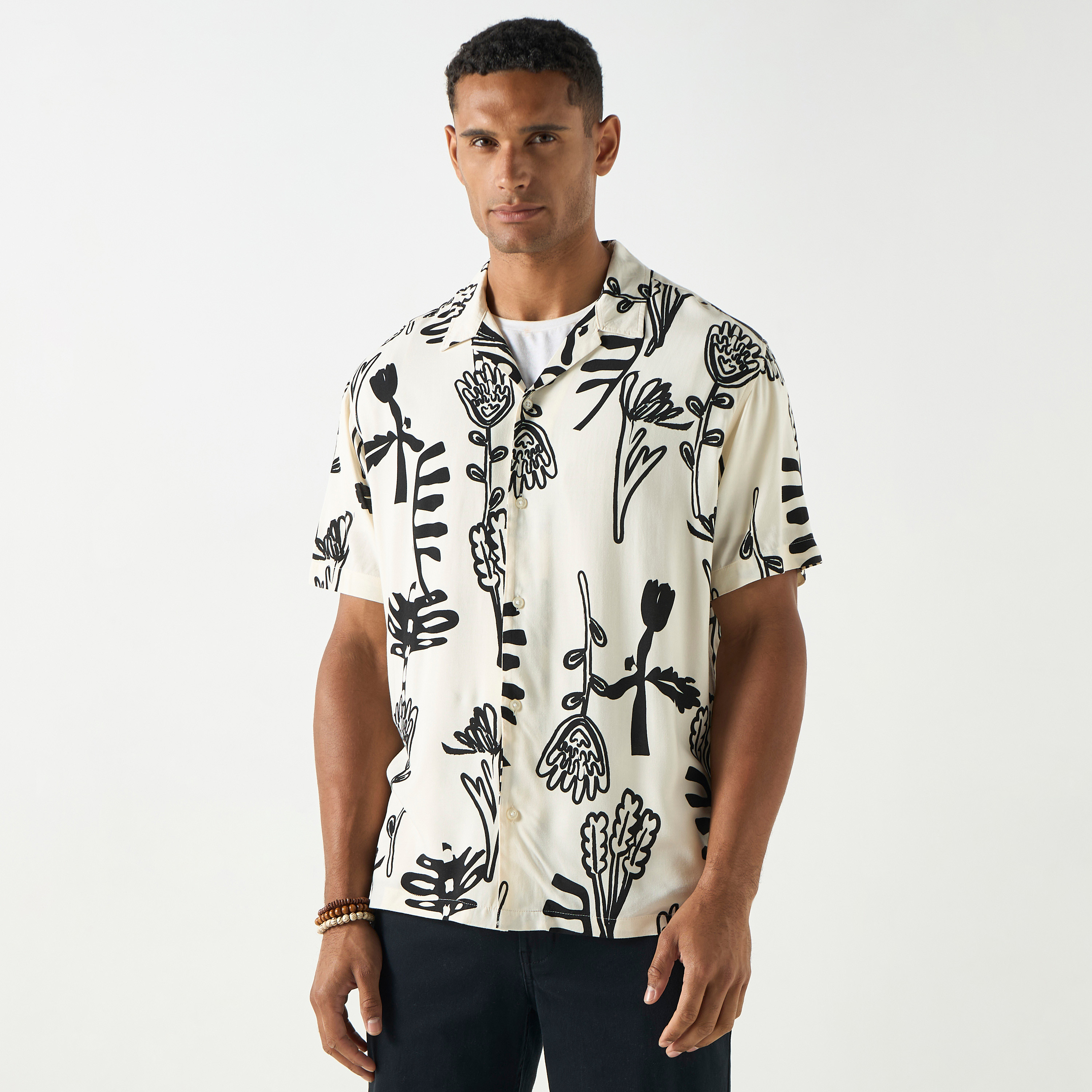 قميص من جاك آند جونز بياقة منتجعية وأكمام قصيرة مع طبعة-men-clothing-shirts-image-5