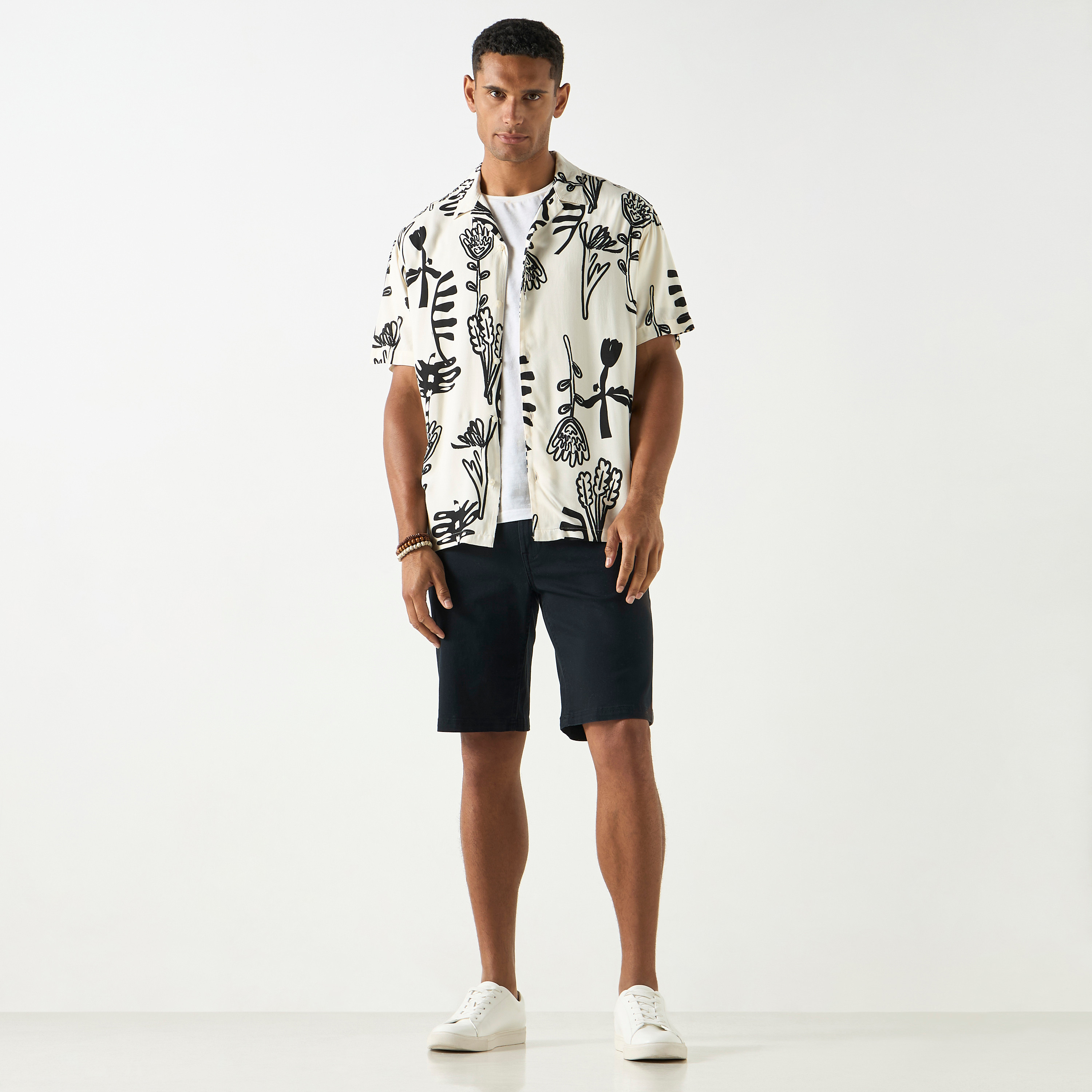 قميص من جاك آند جونز بياقة منتجعية وأكمام قصيرة مع طبعة-men-clothing-shirts-image-6