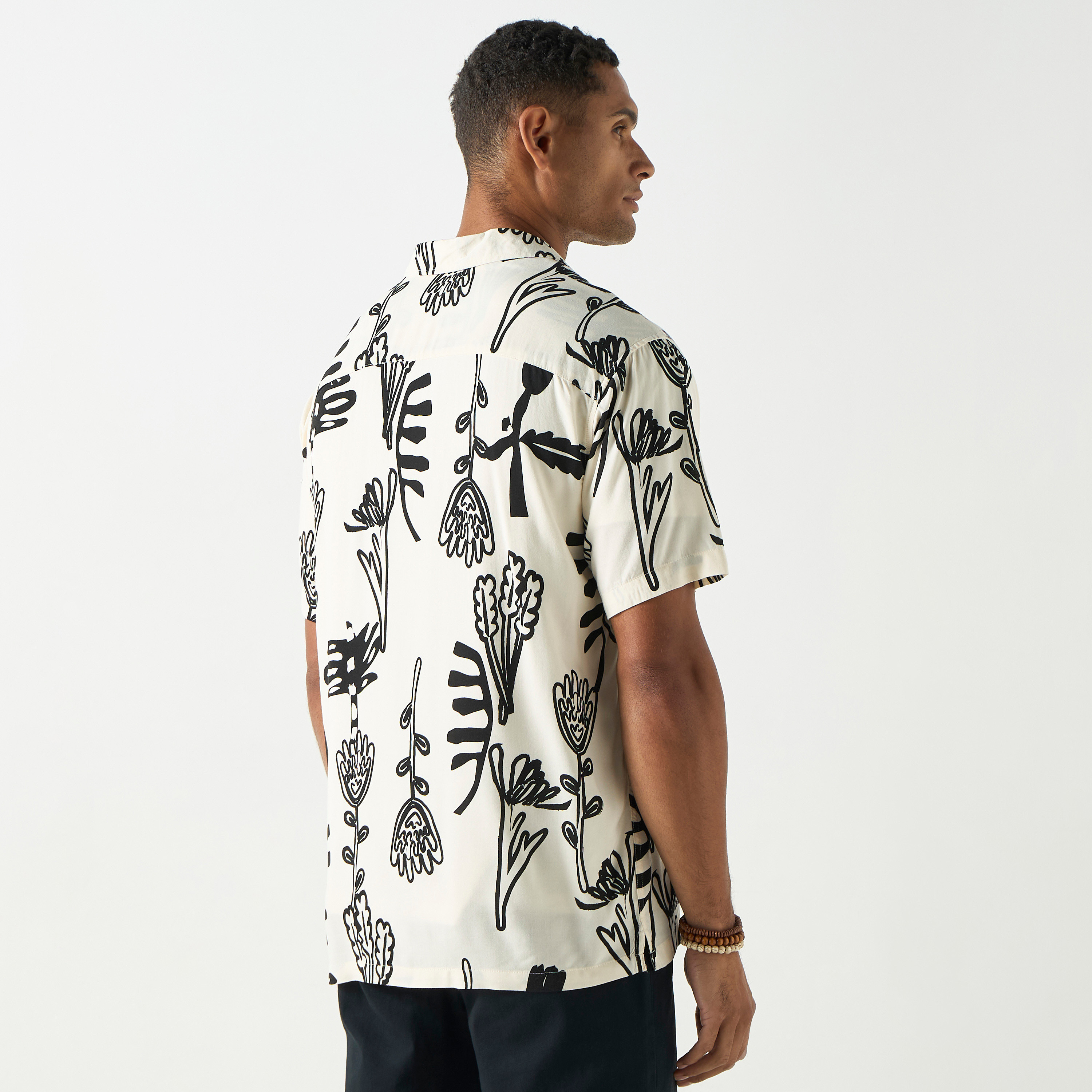 قميص من جاك آند جونز بياقة منتجعية وأكمام قصيرة مع طبعة-men-clothing-shirts-image-7