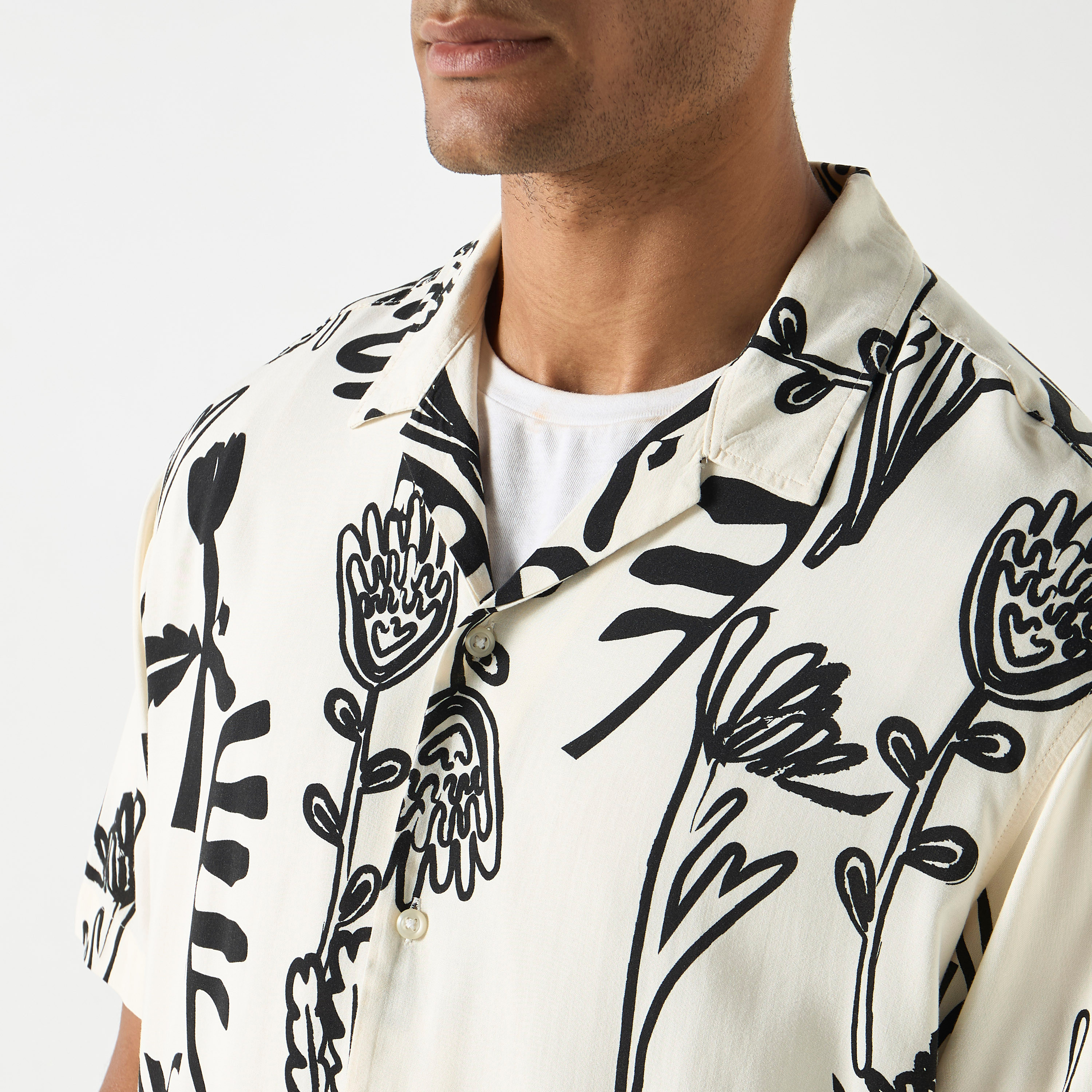 قميص من جاك آند جونز بياقة منتجعية وأكمام قصيرة مع طبعة-men-clothing-shirts-image-8