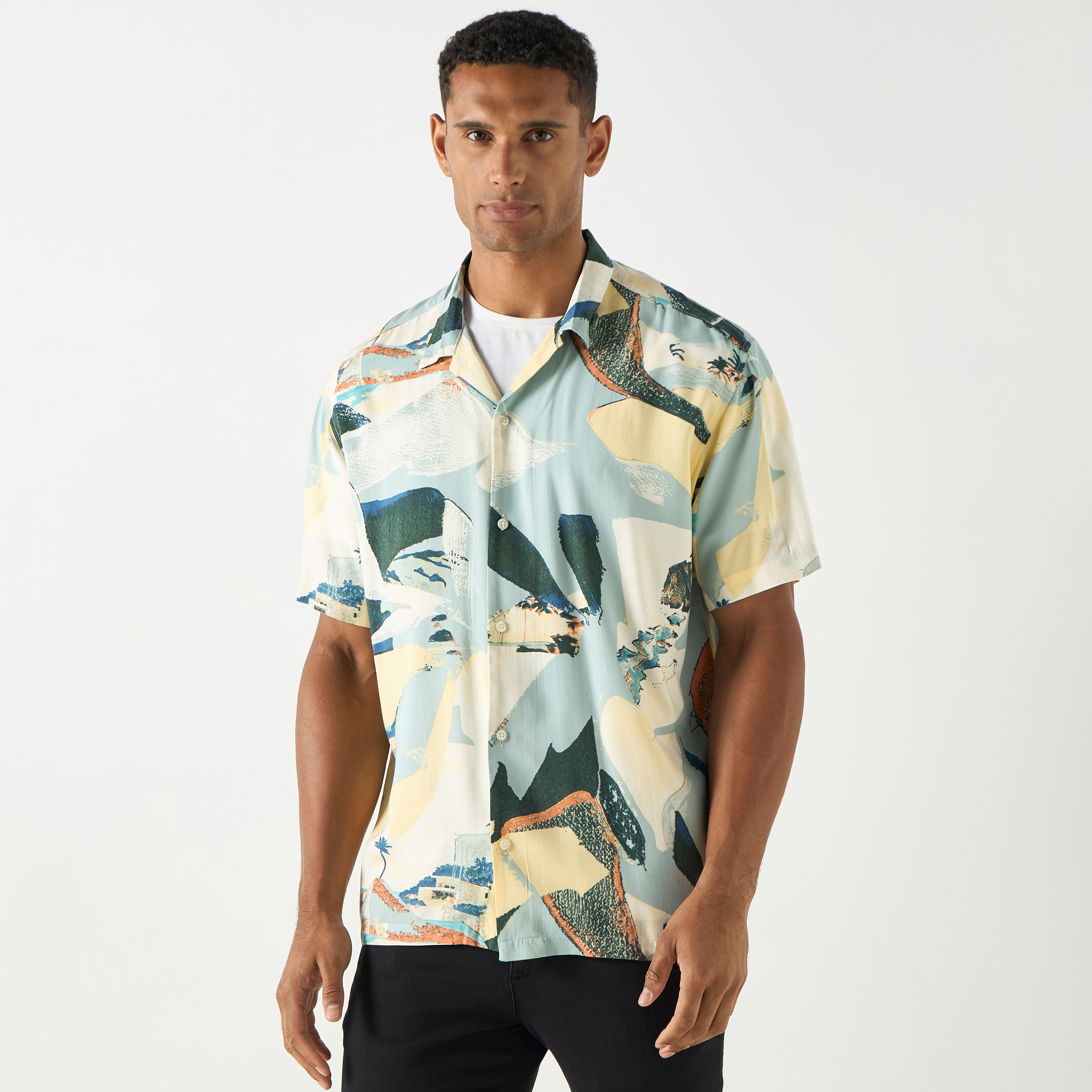 قميص من جاك آند جونز بياقة منتجعية وأكمام قصيرة مع طبعة-men-clothing-shirts-image-9