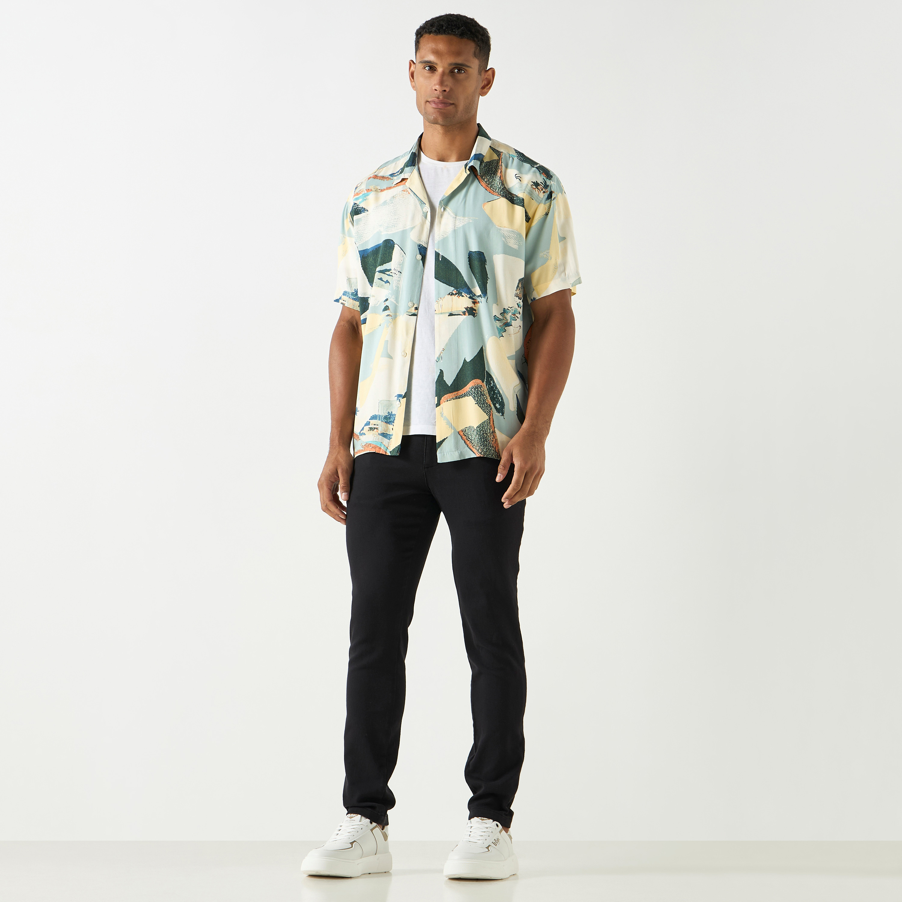قميص من جاك آند جونز بياقة منتجعية وأكمام قصيرة مع طبعة-men-clothing-shirts-image-10
