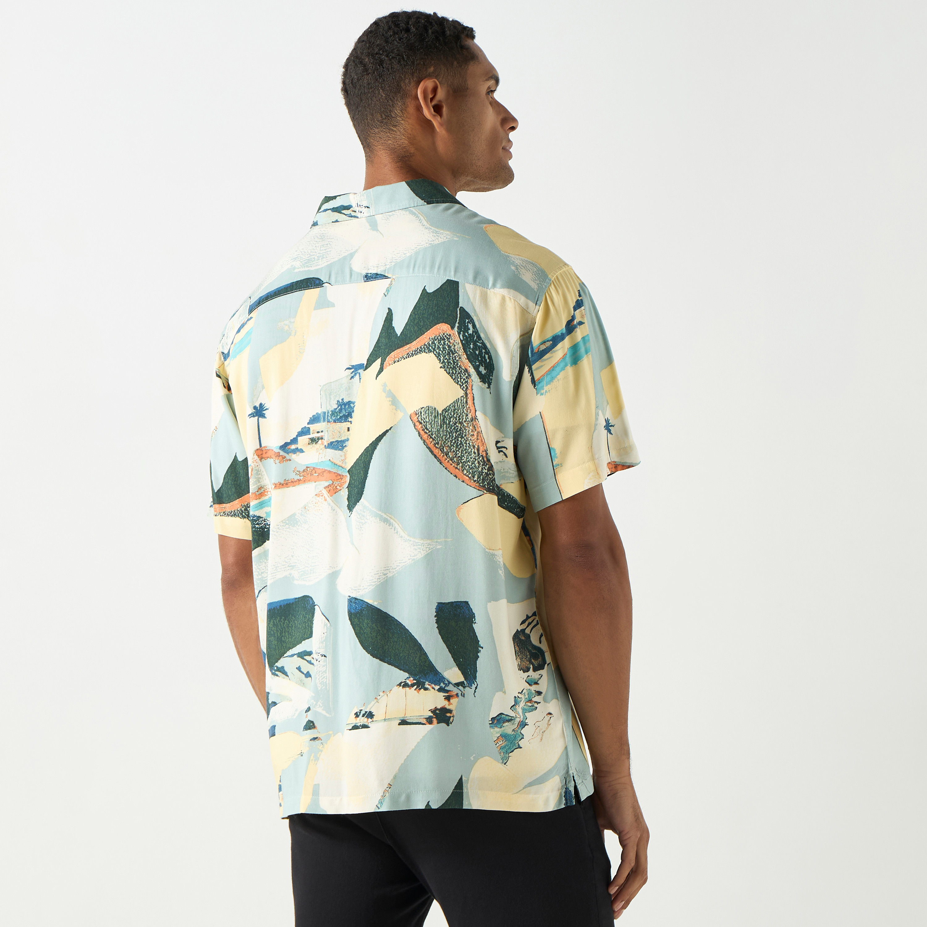 قميص من جاك آند جونز بياقة منتجعية وأكمام قصيرة مع طبعة-men-clothing-shirts-image-11