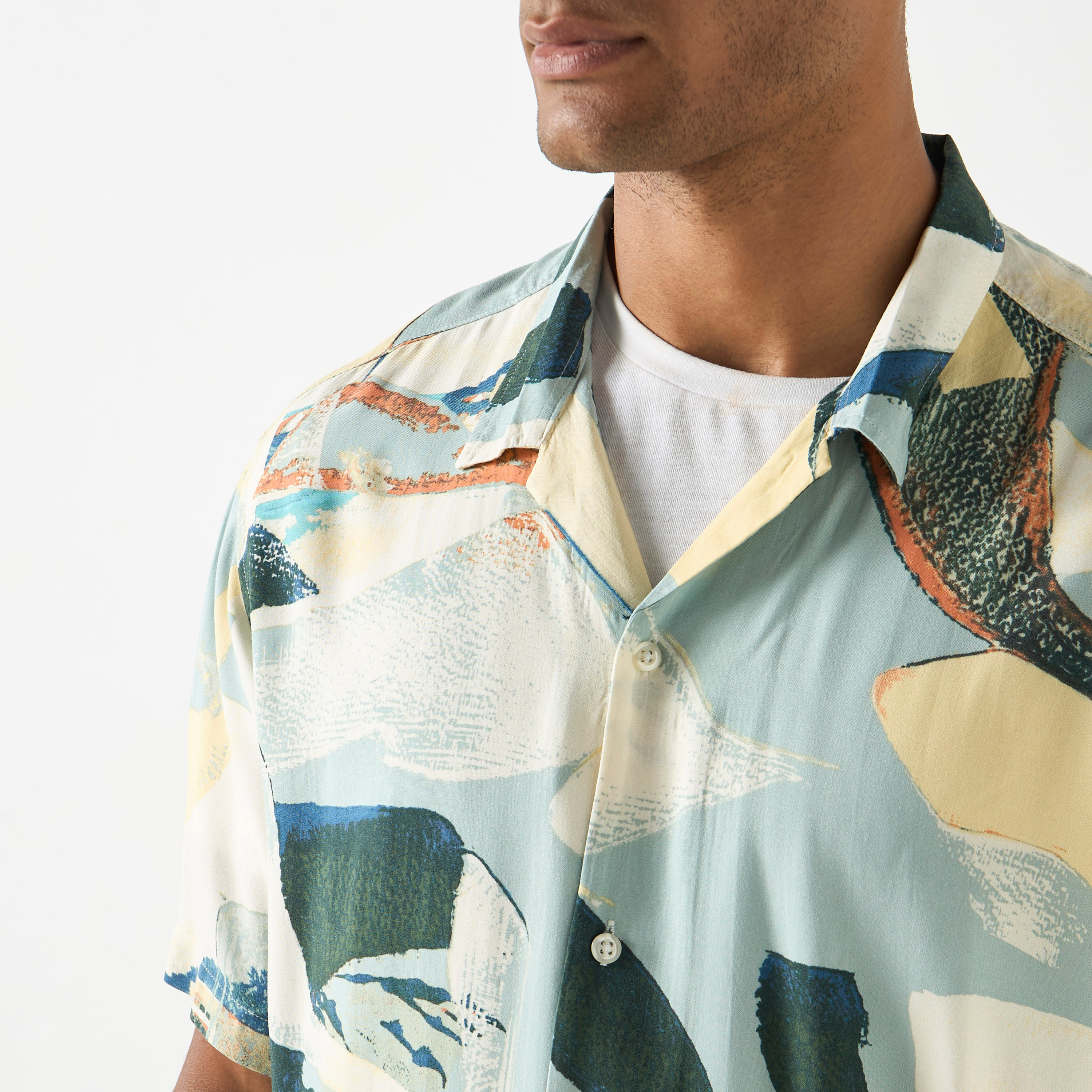 قميص من جاك آند جونز بياقة منتجعية وأكمام قصيرة مع طبعة-men-clothing-shirts-image-12