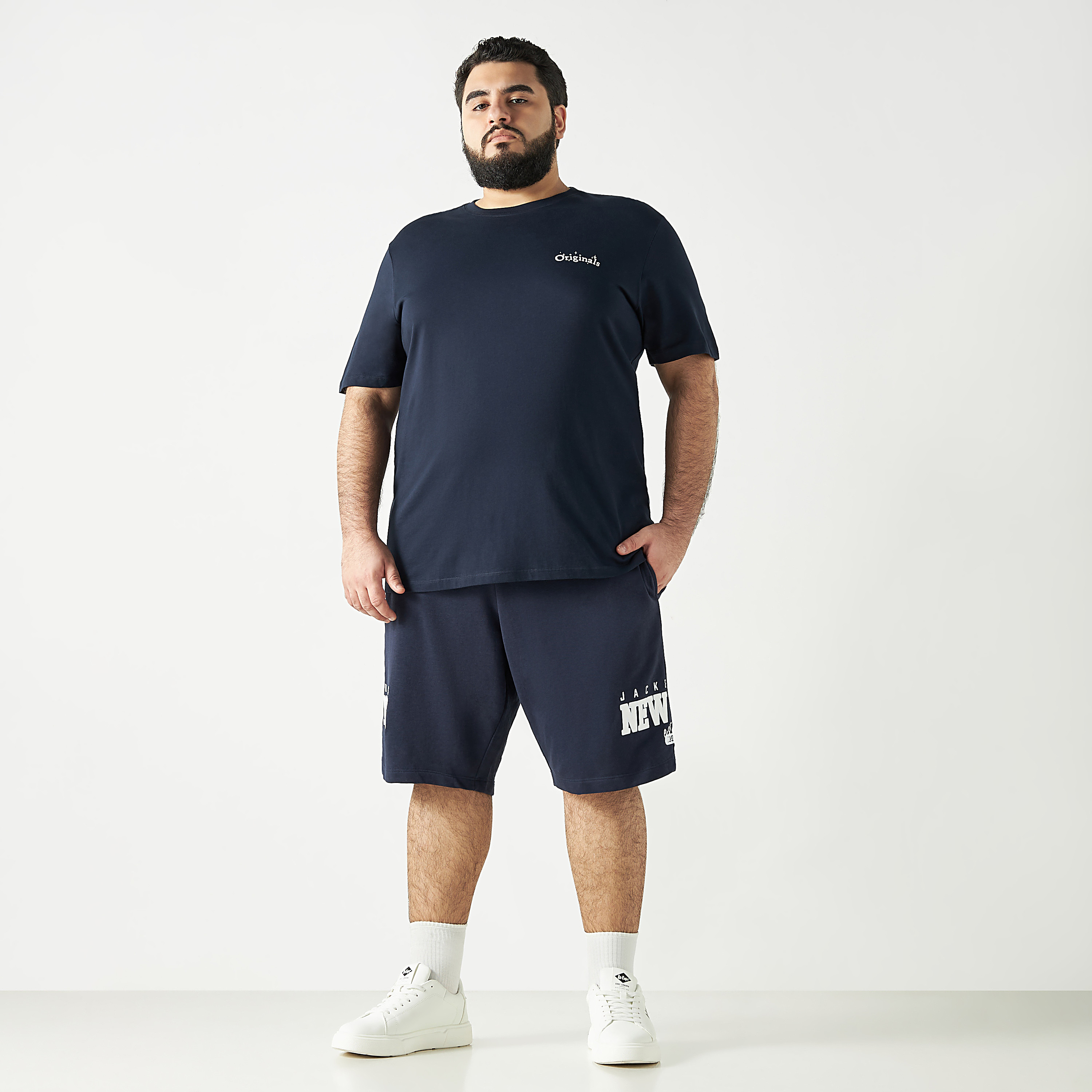 تيشيرت بطبعات جرافيك ذو مقاس كبير من جاك آند جونز بياقة دائرية وأكمام قصيرة-men-clothing-tshirtsandpolos-tshirts-image-2