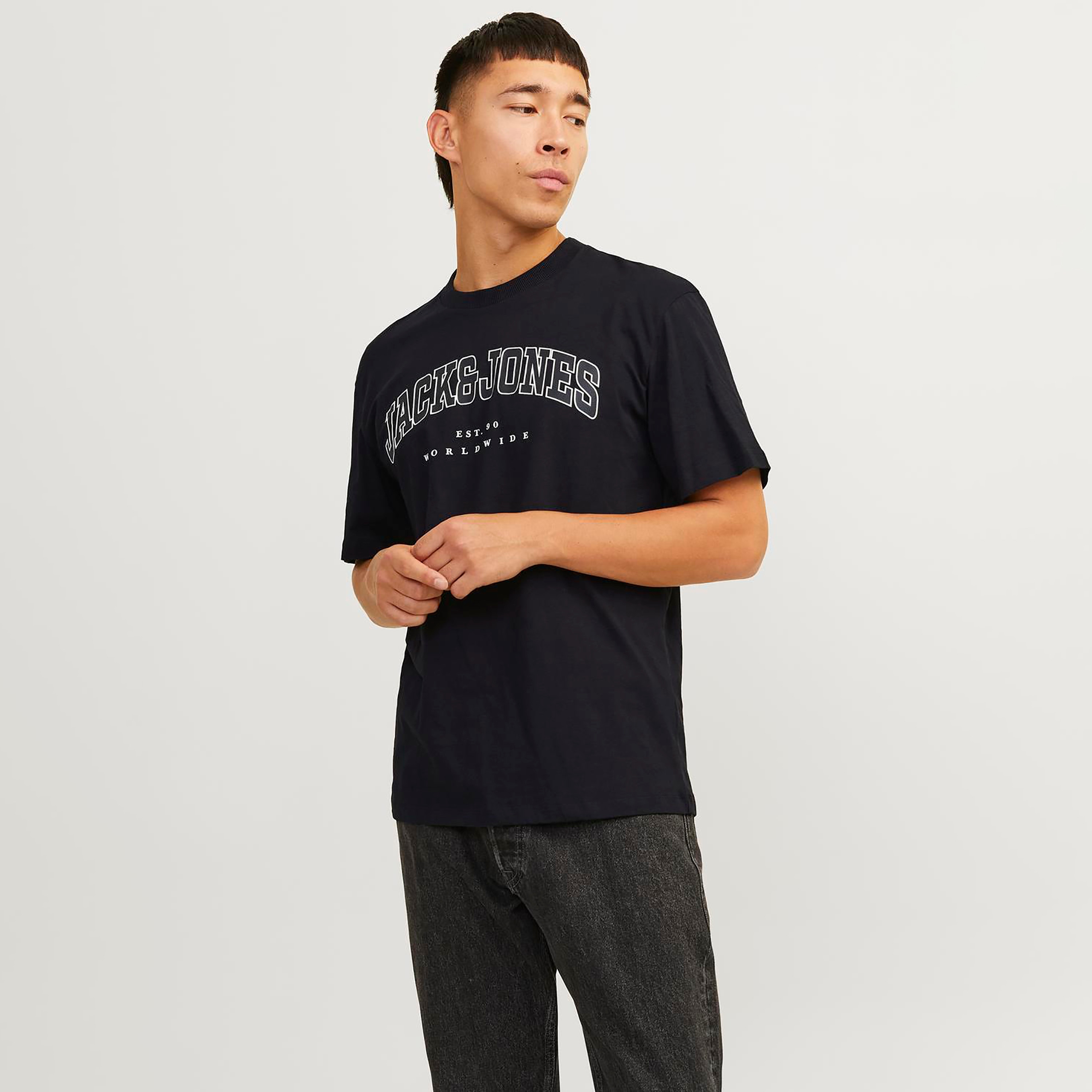تيشيرت بأكمام قصيرة وياقة دائرية وشعار  من جاك آند جونز-men-clothing-tshirtsandpolos-tshirts-image-1