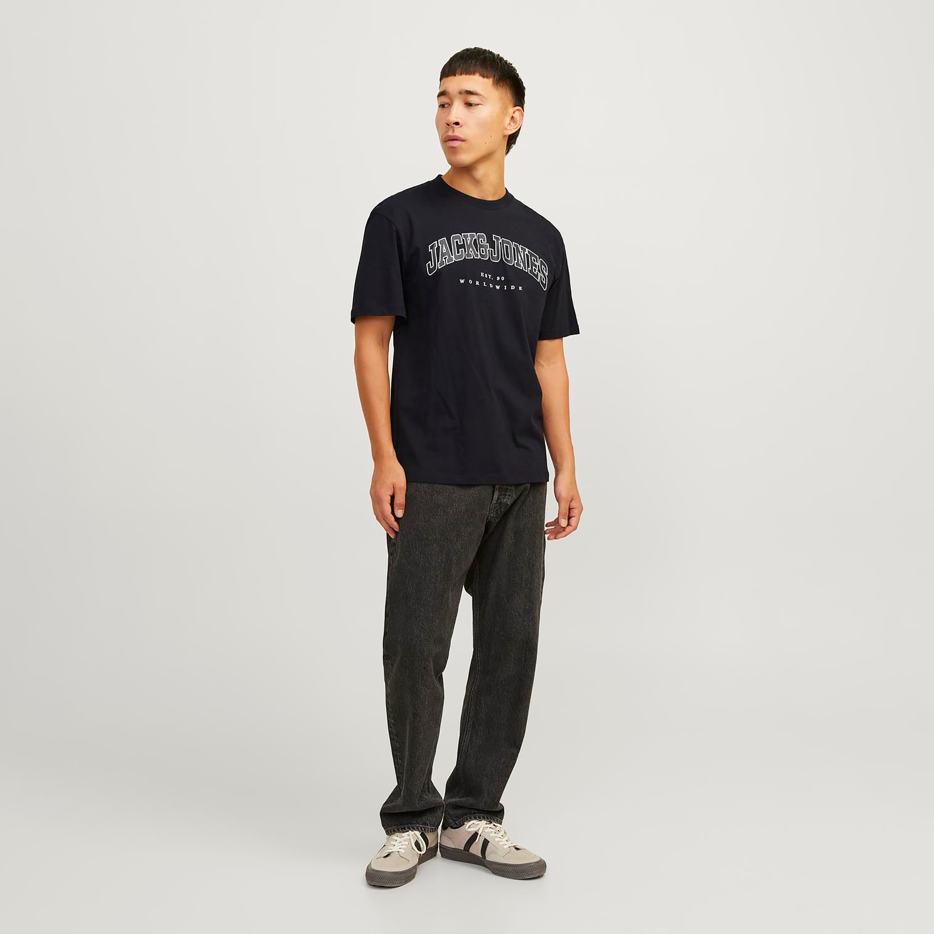 تيشيرت بأكمام قصيرة وياقة دائرية وشعار  من جاك آند جونز-men-clothing-tshirtsandpolos-tshirts-image-2