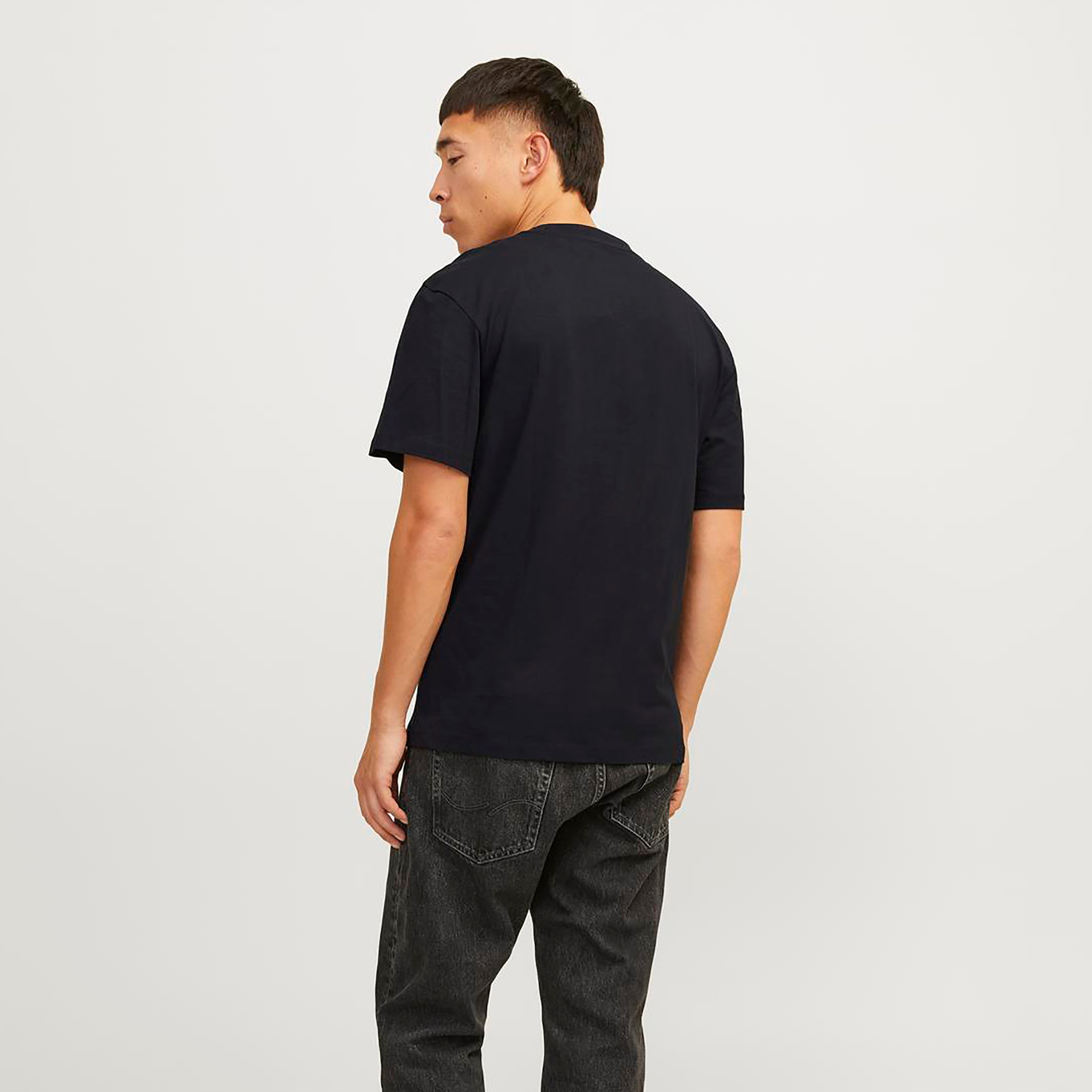 تيشيرت بأكمام قصيرة وياقة دائرية وشعار  من جاك آند جونز-men-clothing-tshirtsandpolos-tshirts-image-4