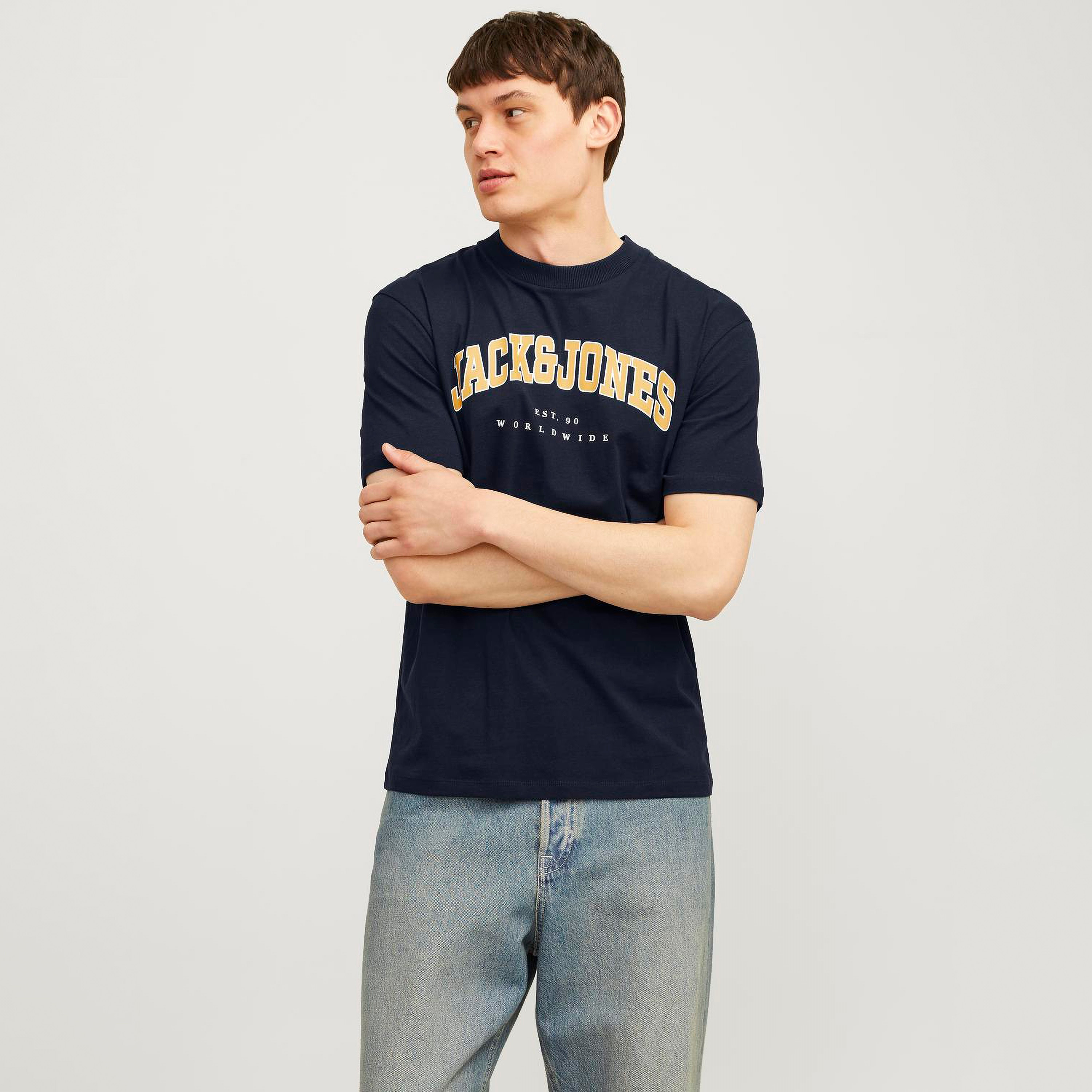 تيشيرت بأكمام قصيرة وياقة دائرية وشعار  من جاك آند جونز-men-clothing-tshirtsandpolos-tshirts-image-5