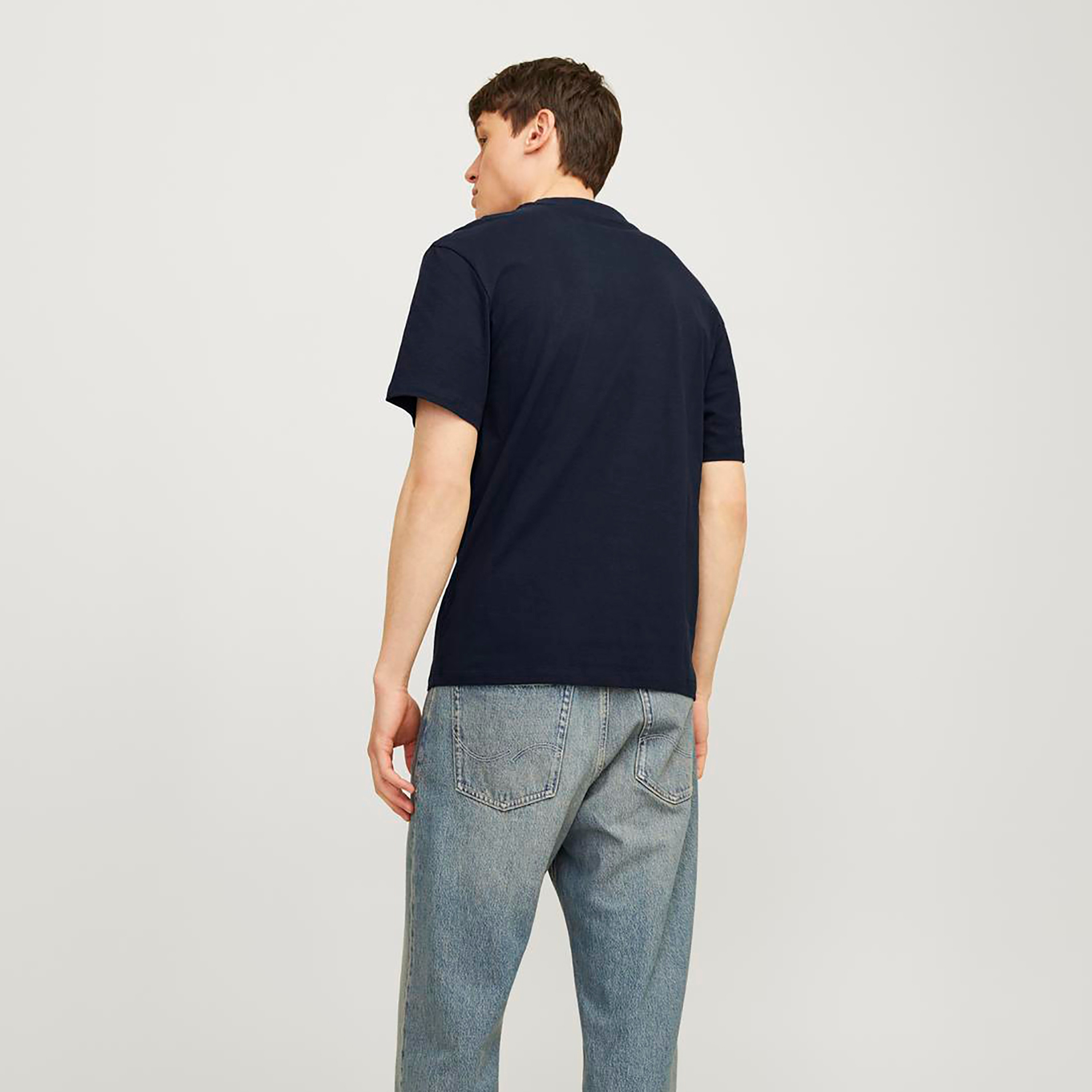 تيشيرت بأكمام قصيرة وياقة دائرية وشعار  من جاك آند جونز-men-clothing-tshirtsandpolos-tshirts-image-8