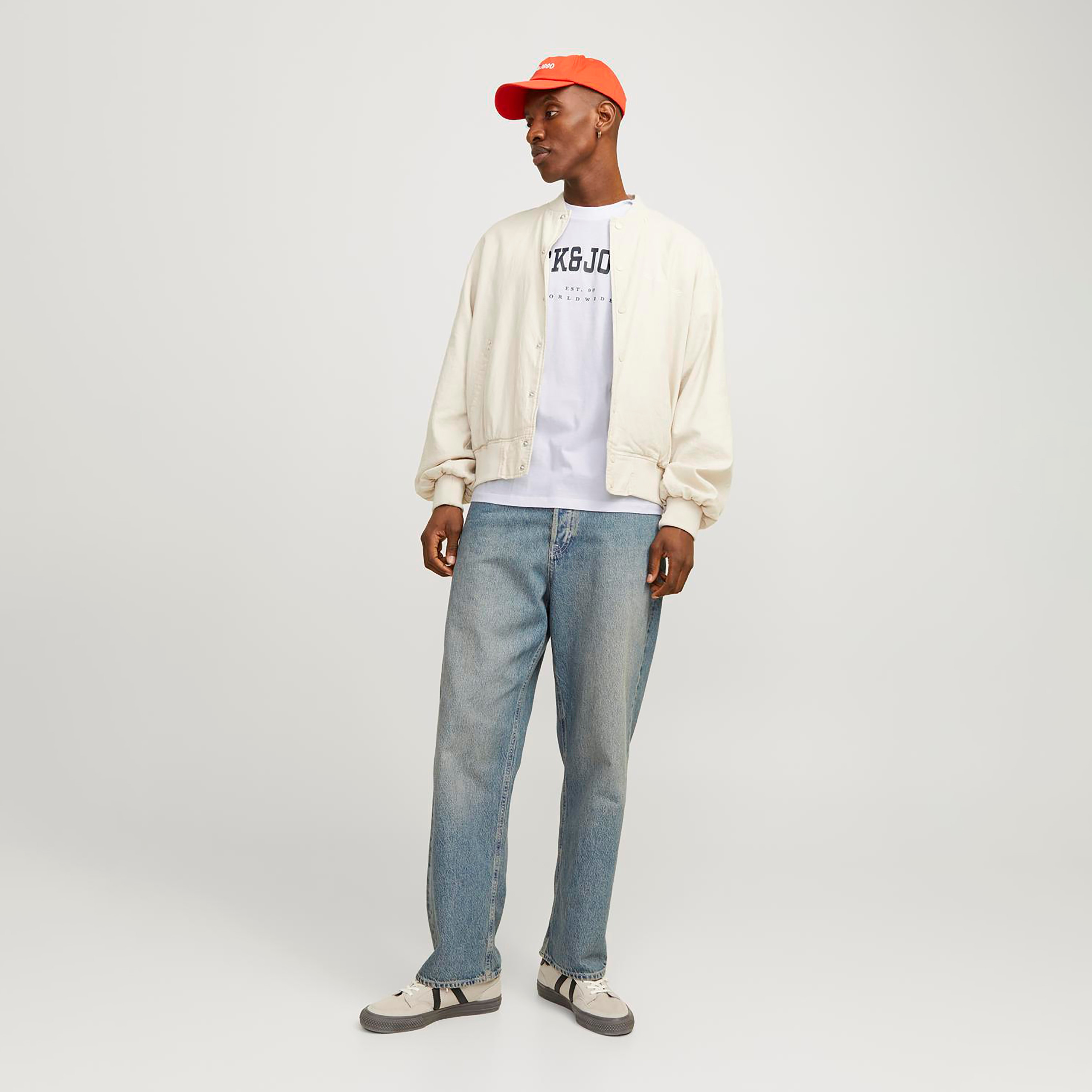 تيشيرت بأكمام قصيرة وياقة دائرية وشعار  من جاك آند جونز-men-clothing-tshirtsandpolos-tshirts-image-10