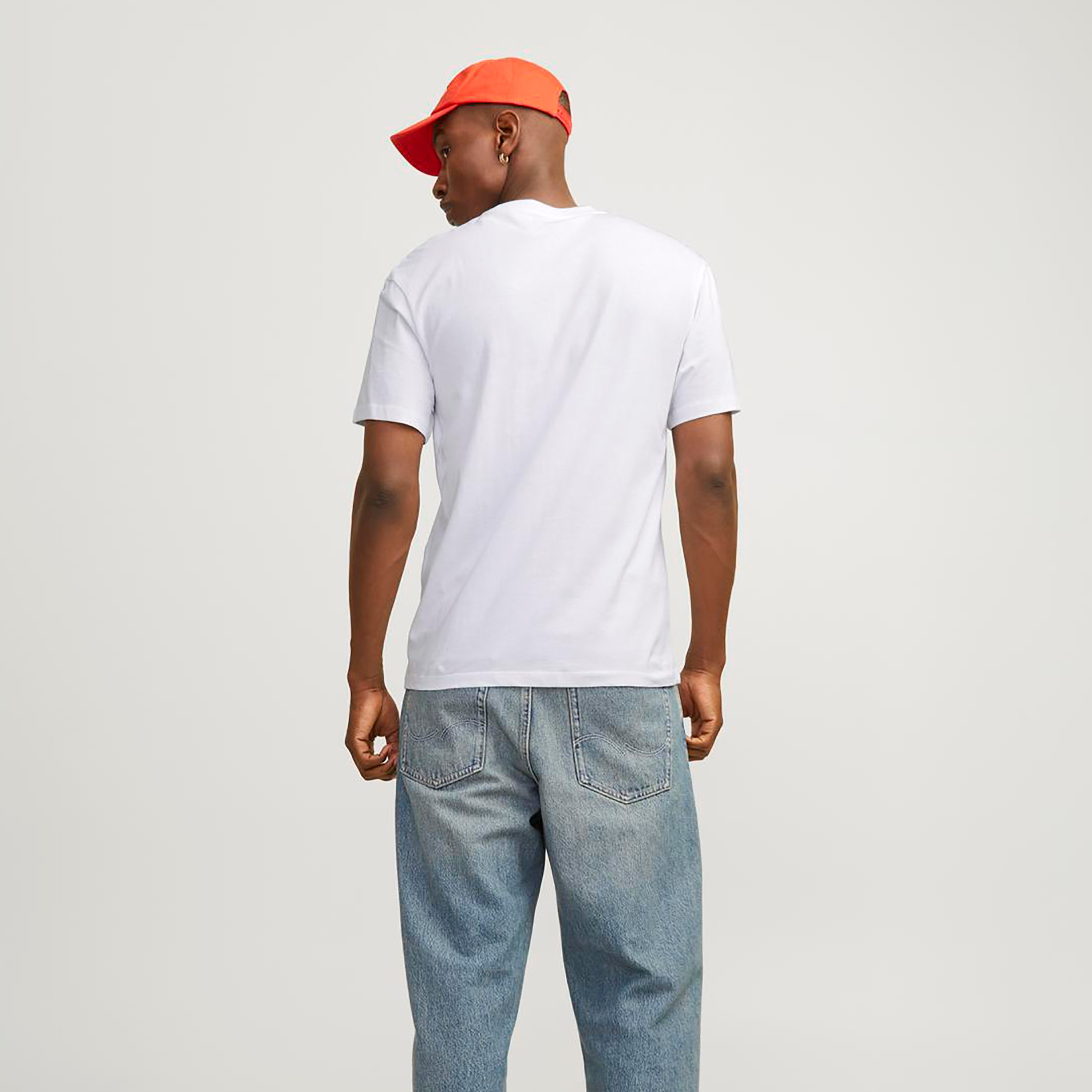تيشيرت بأكمام قصيرة وياقة دائرية وشعار  من جاك آند جونز-men-clothing-tshirtsandpolos-tshirts-image-12