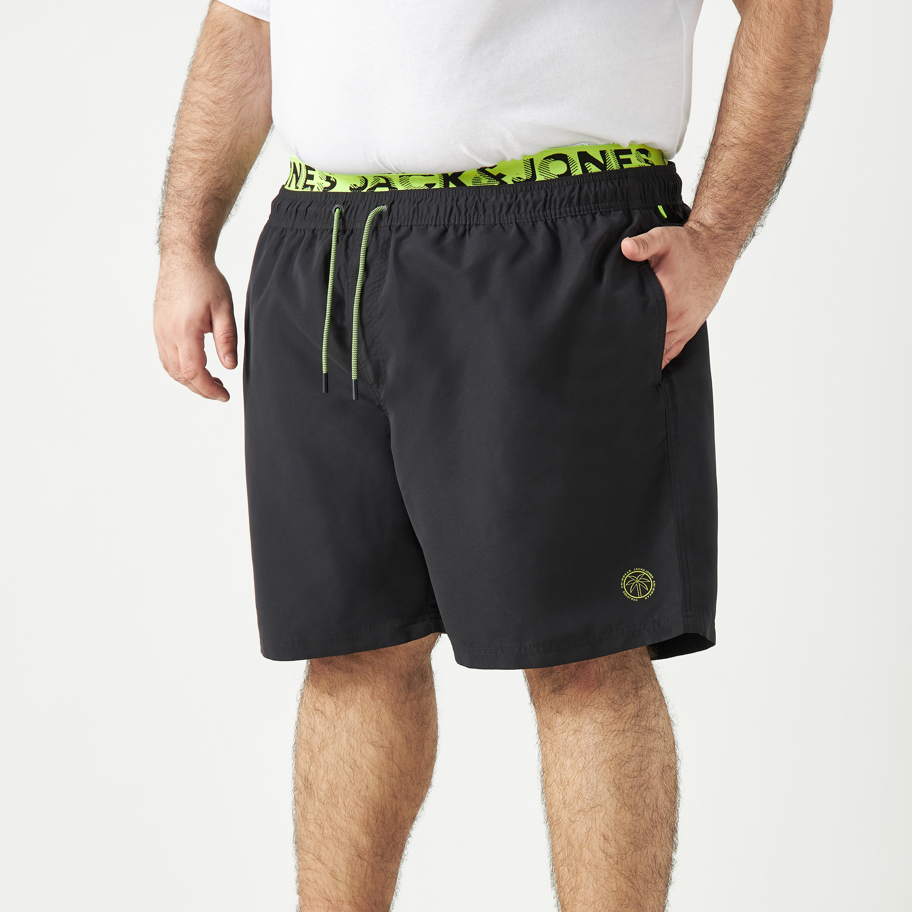 شورتس مطبوع بمقاس كبير من جاك آند جونز مع إغلاق برباط وجيوب-men-clothing-bottoms-shorts-image-1