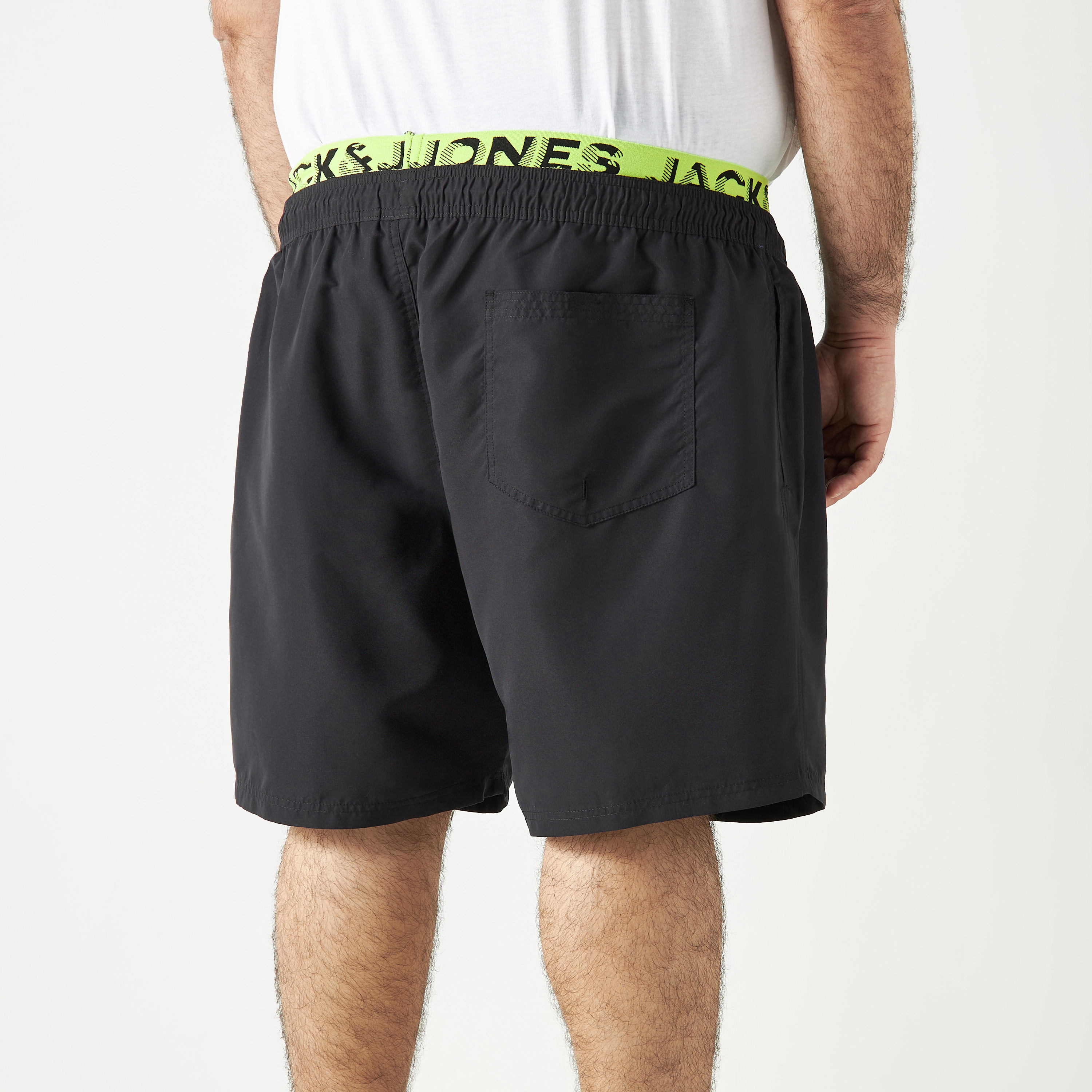 شورتس مطبوع بمقاس كبير من جاك آند جونز مع إغلاق برباط وجيوب-men-clothing-bottoms-shorts-image-3