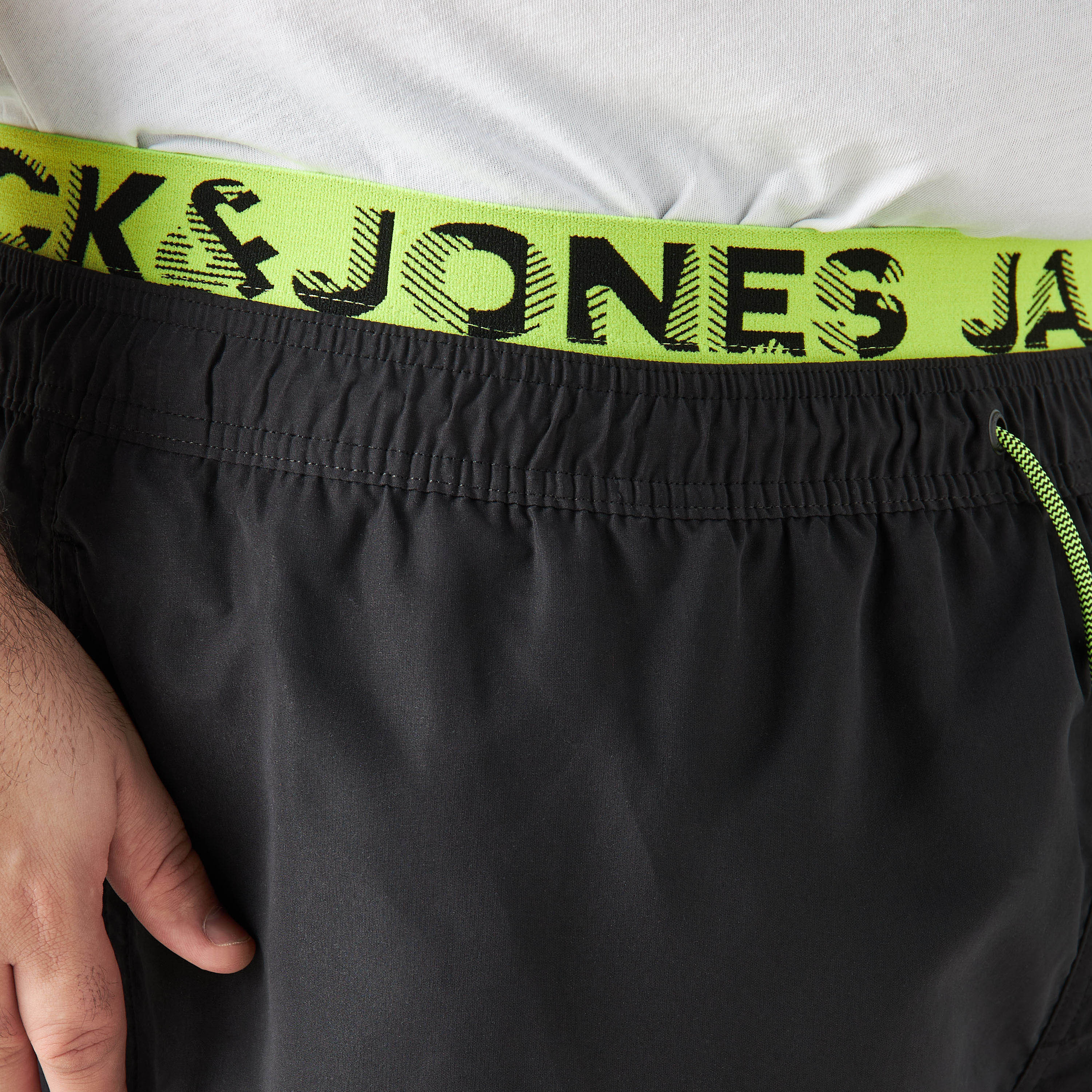 شورتس مطبوع بمقاس كبير من جاك آند جونز مع إغلاق برباط وجيوب-men-clothing-bottoms-shorts-image-4