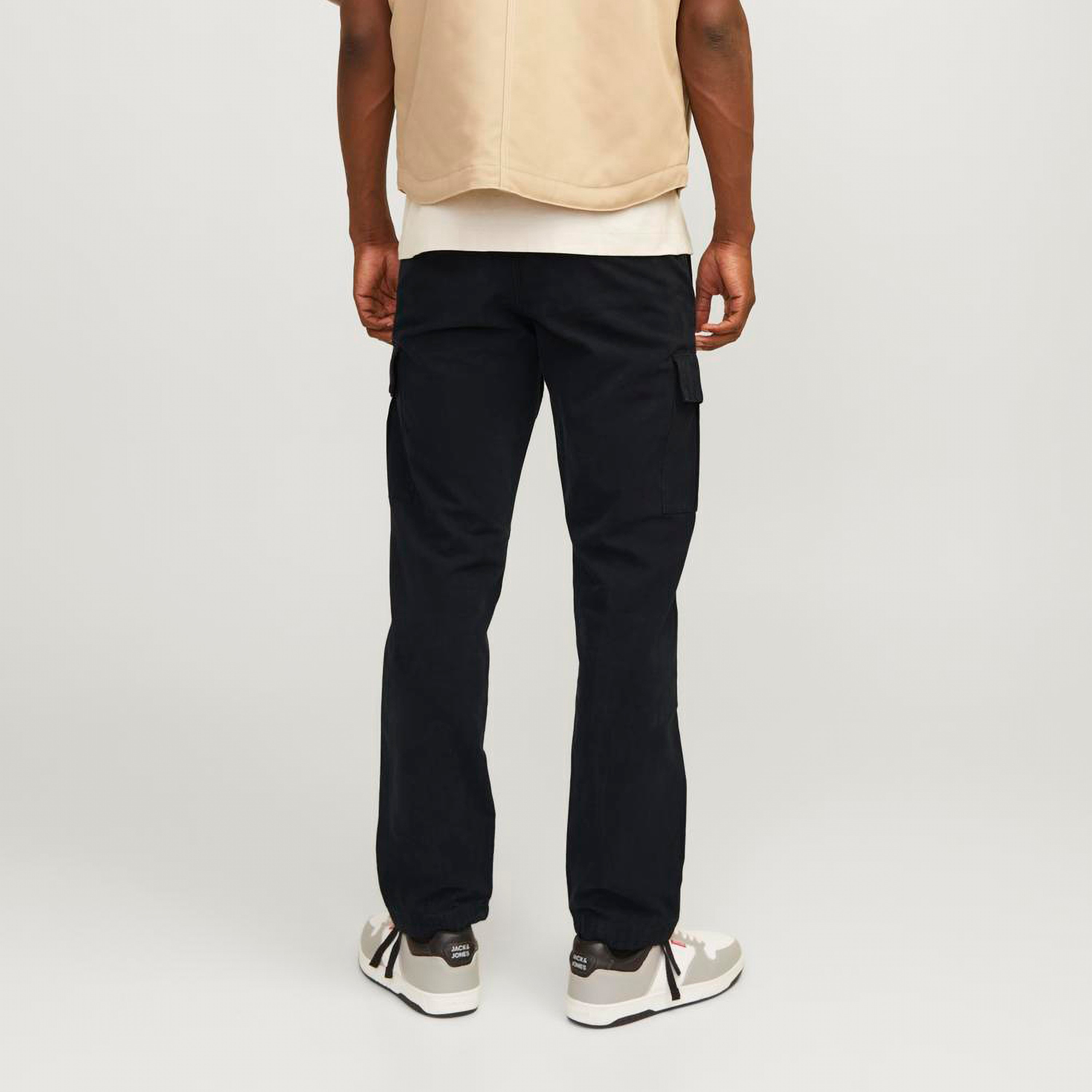 بنطلون كارجو سادة بأزرار متوسطة الارتفاع  من جاك آند جونز -men-clothing-bottoms-trousersandchinos-trousers-image-4